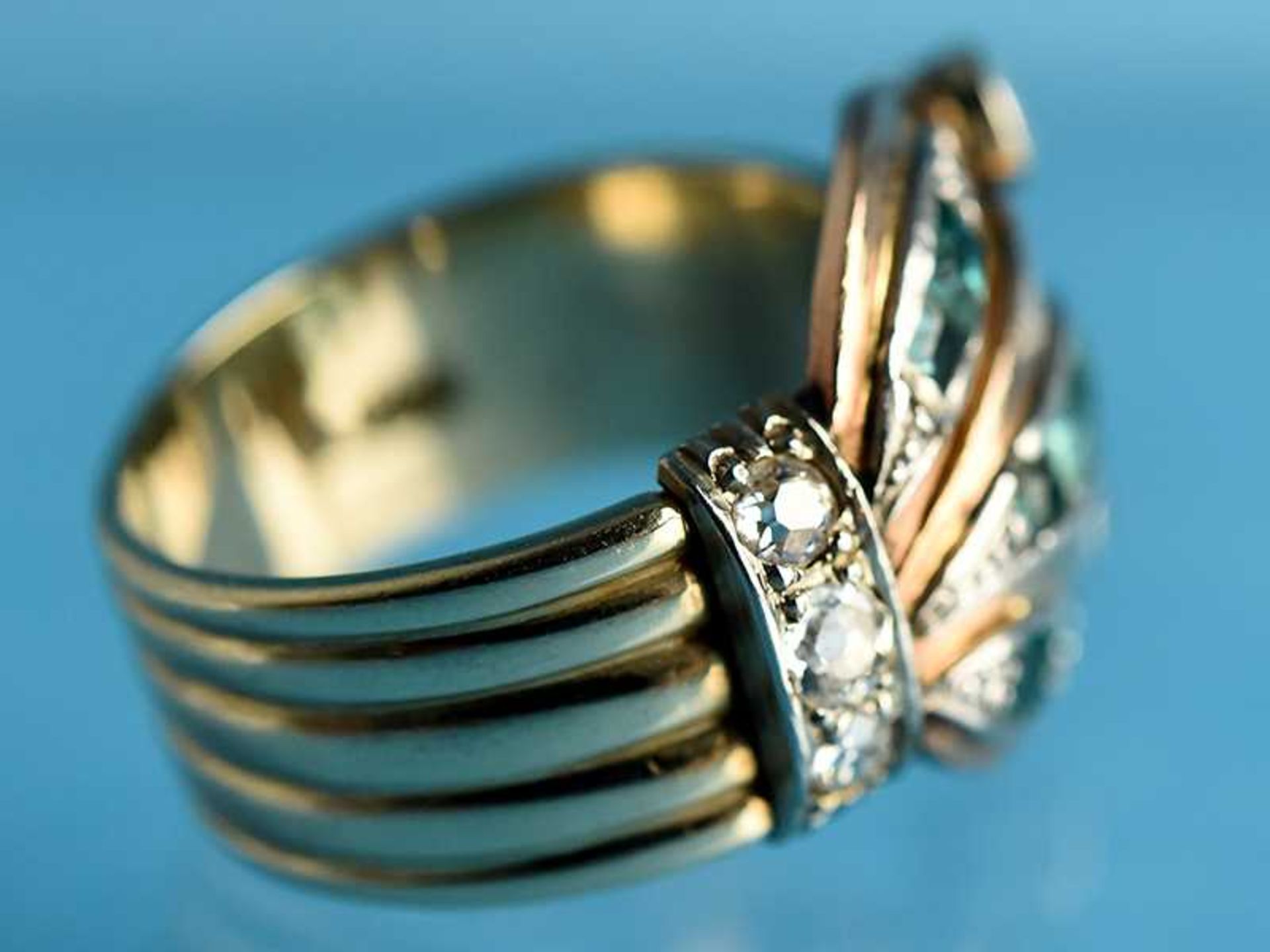 Ring mit 7 Smaragden und Altschliff-Diamanten, zusammen ca. 0,4 ct, Goldschmiedearbeit, 20. Jh. - Image 2 of 3