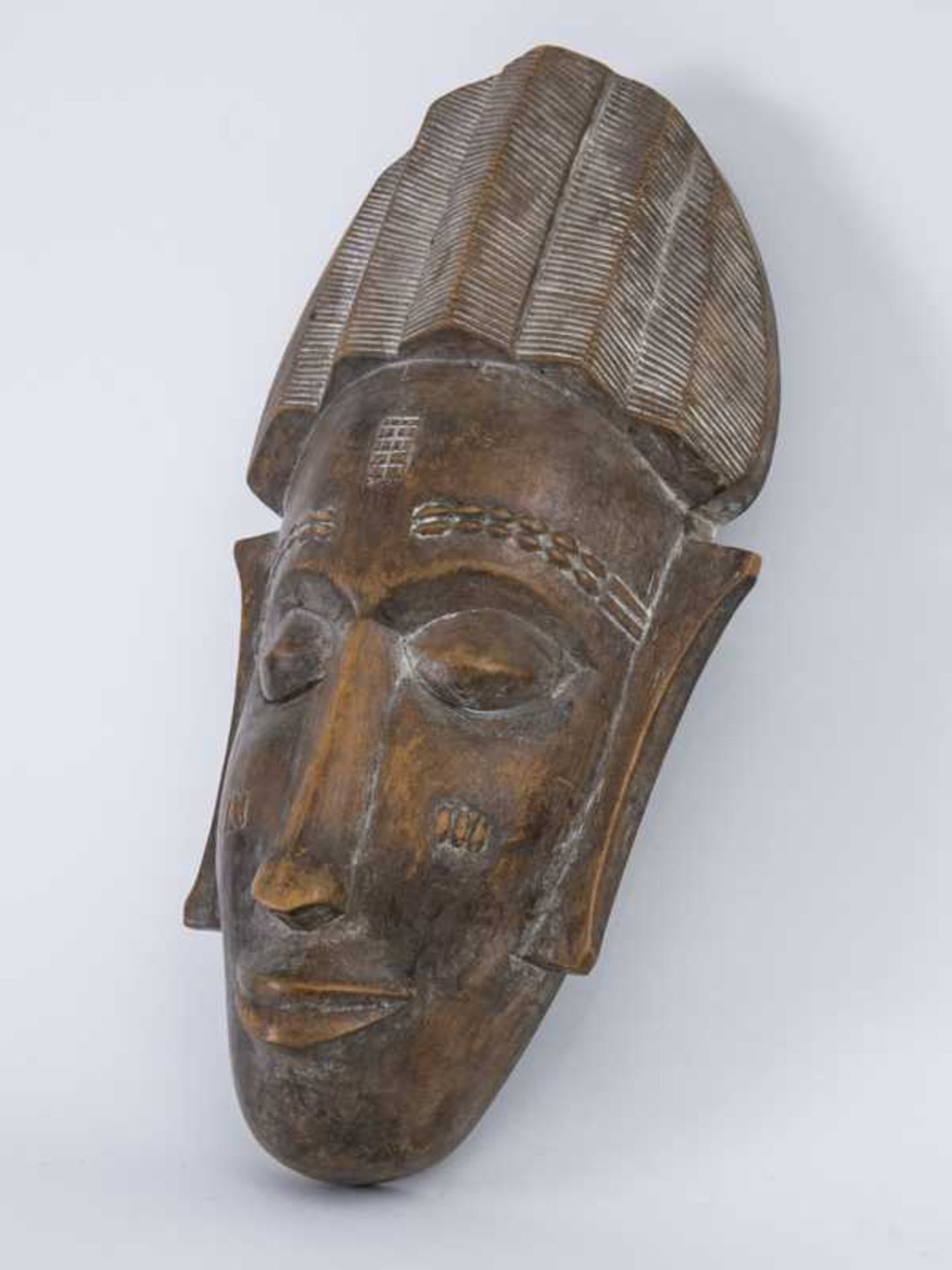 Baule-Maske, Elfenbeinküste, 1. Hälfte 20. Jh. Helles Holz, weiß konturiert. Geschnitzte Porträt- - Image 5 of 5