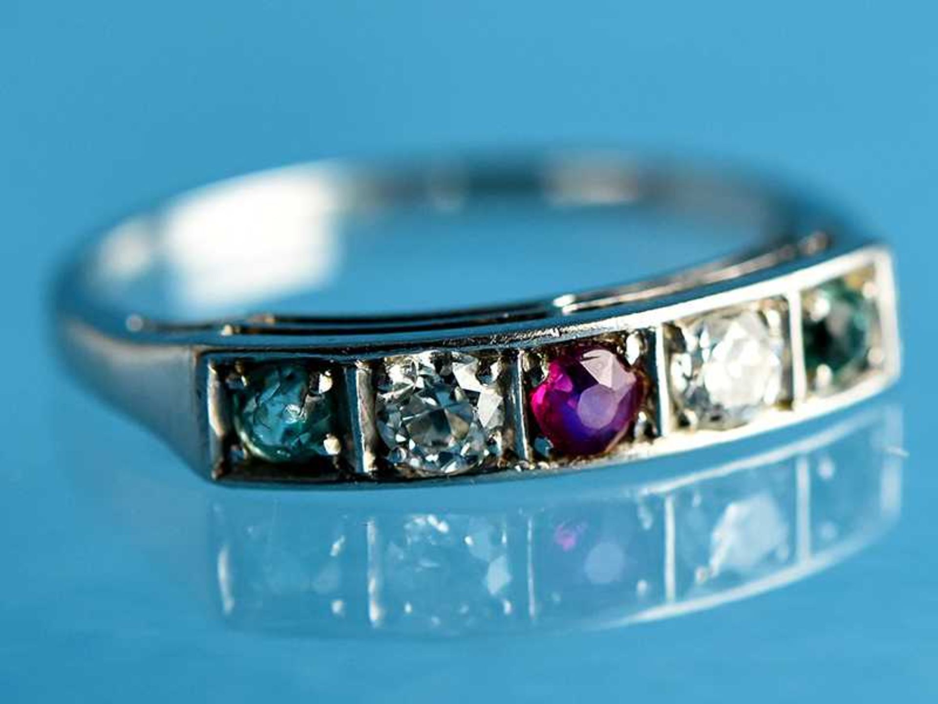 Ring mit 1 Rubin, 2 Smaragden und 2 Altschliff - Diamanten, zusammen ca. 0,1 ct, Art Deco 585/-
