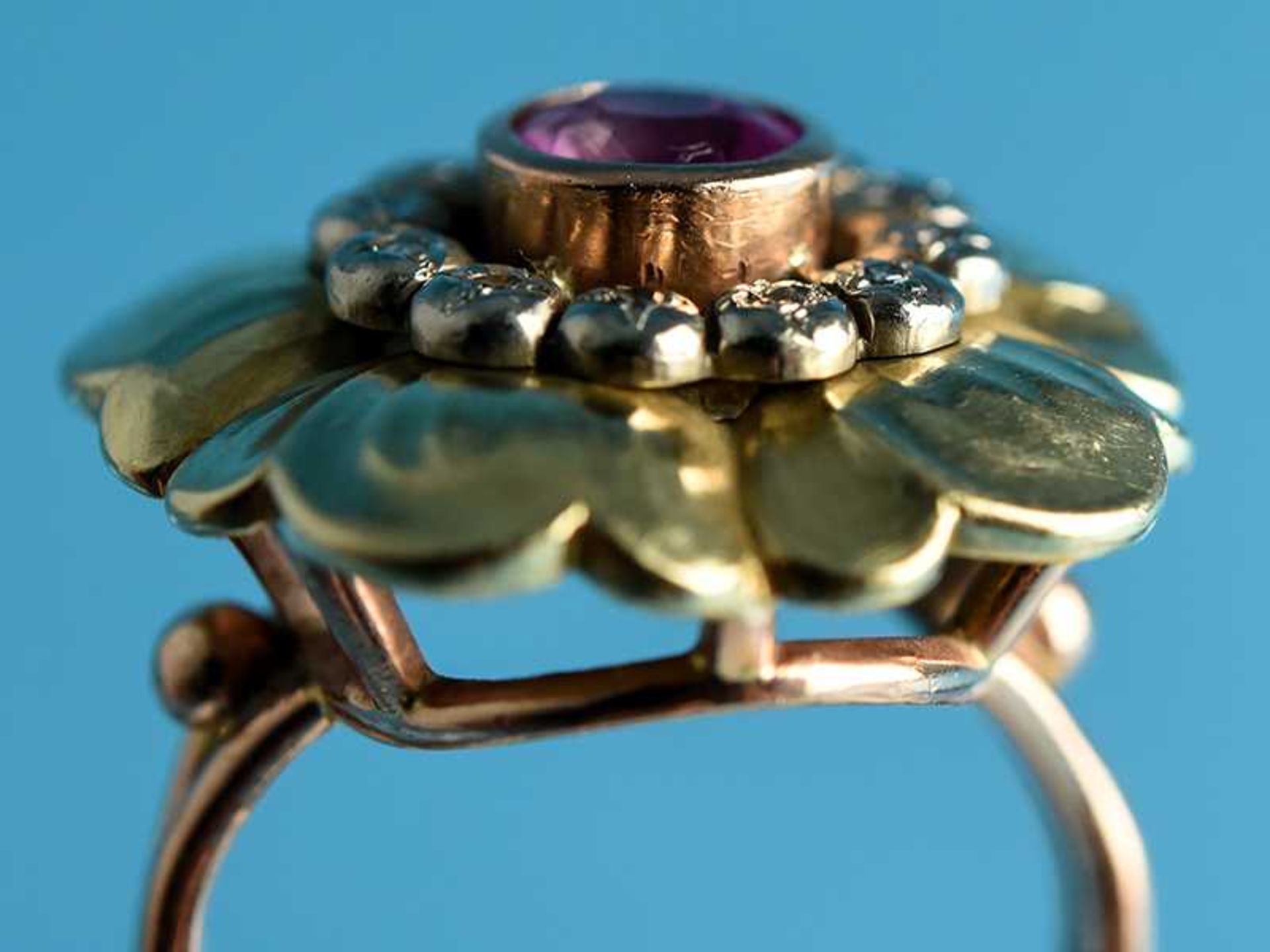 Ring mit pinkfarbenem Saphir und 12 Diamanten, Goldschmiedearbeit, 20. Jh. 585/- Gelb- und - Image 4 of 5