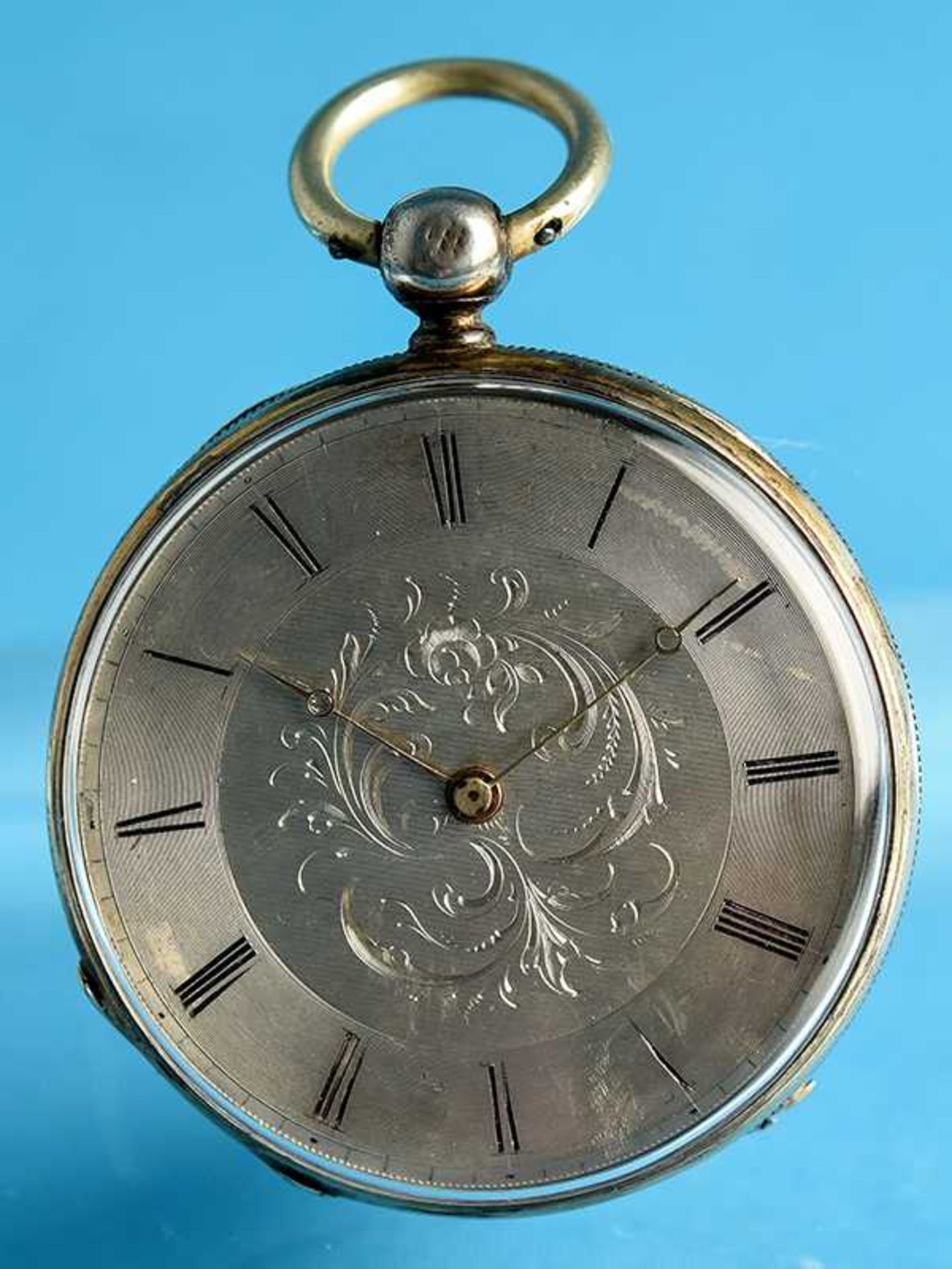 Taschenuhr, um 1900 Silber und Doublé. Gesamtgewicht ca. 56,7 g. Silberfarbenes Zifferblatt mit sehr