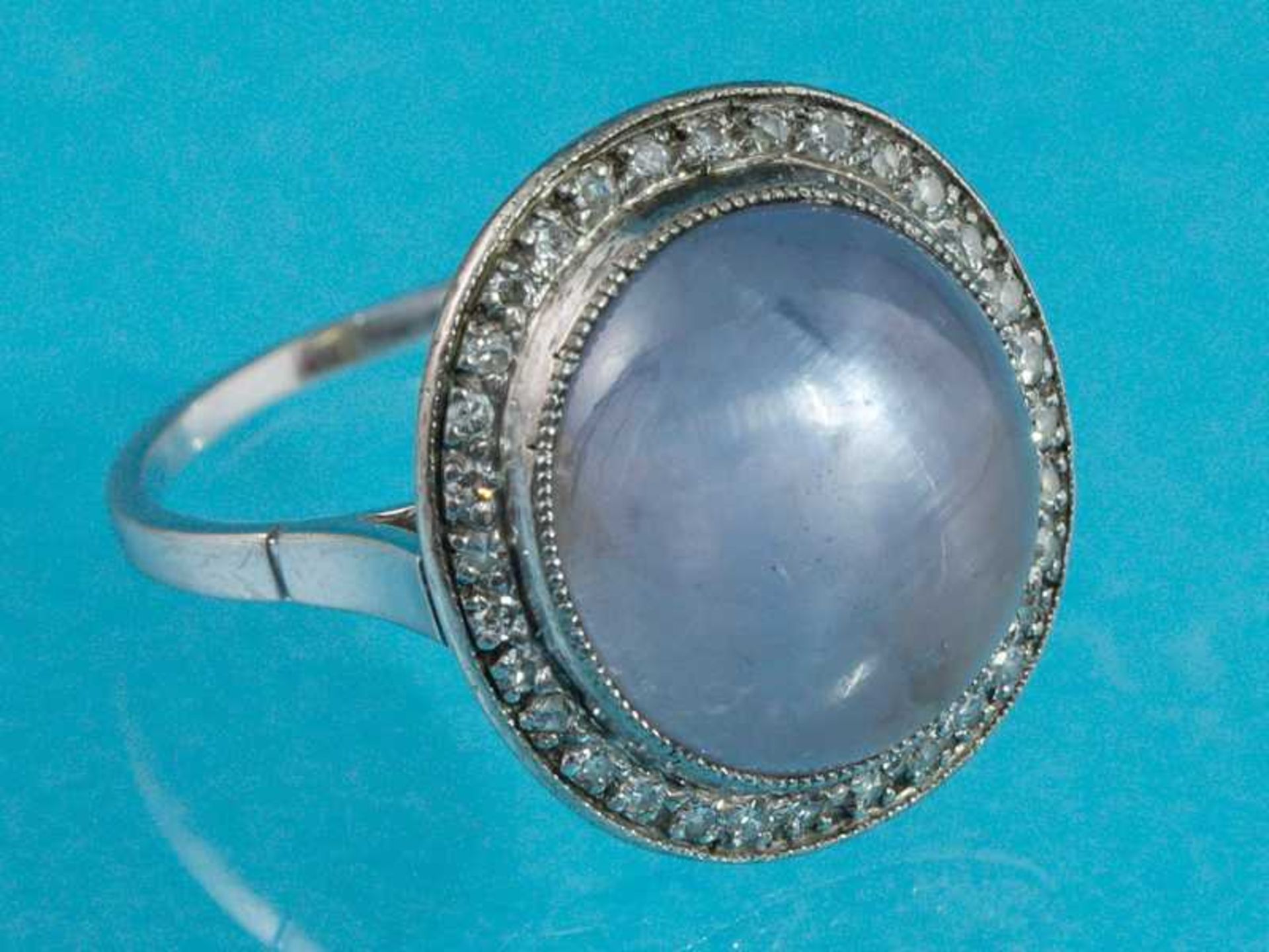 Ring mit Sternsaphir-Cabochon ca. 15 ct und 30 Diamanten, zusammen ca. 0,22 ct, ungedeuteter Stempel - Image 2 of 3