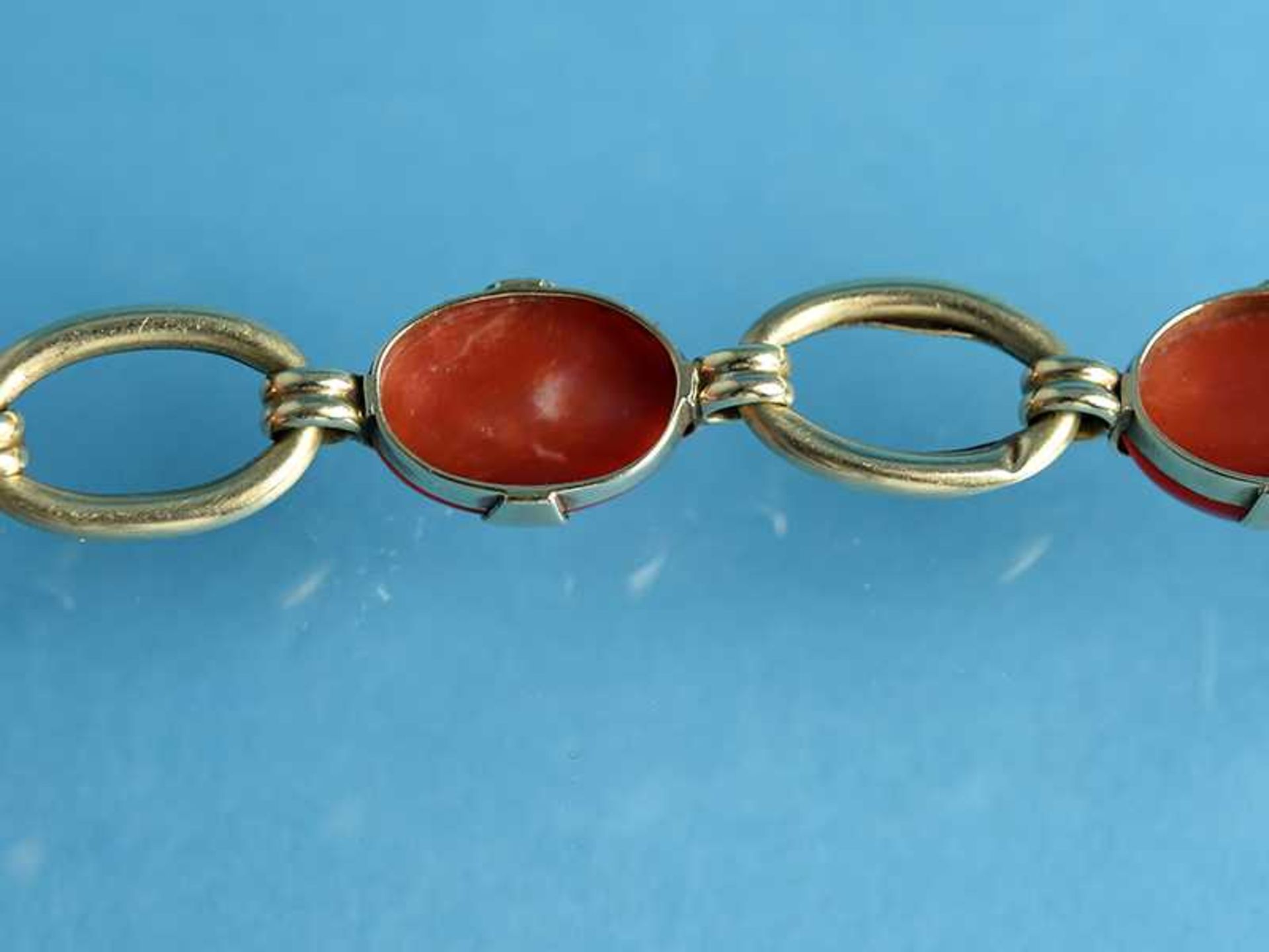 Gliederarmband mit 3 Korallen - Cabochons, ungedeutet gestempelt AMU, 20. Jh. 585/- Gelbgold. - Image 4 of 4