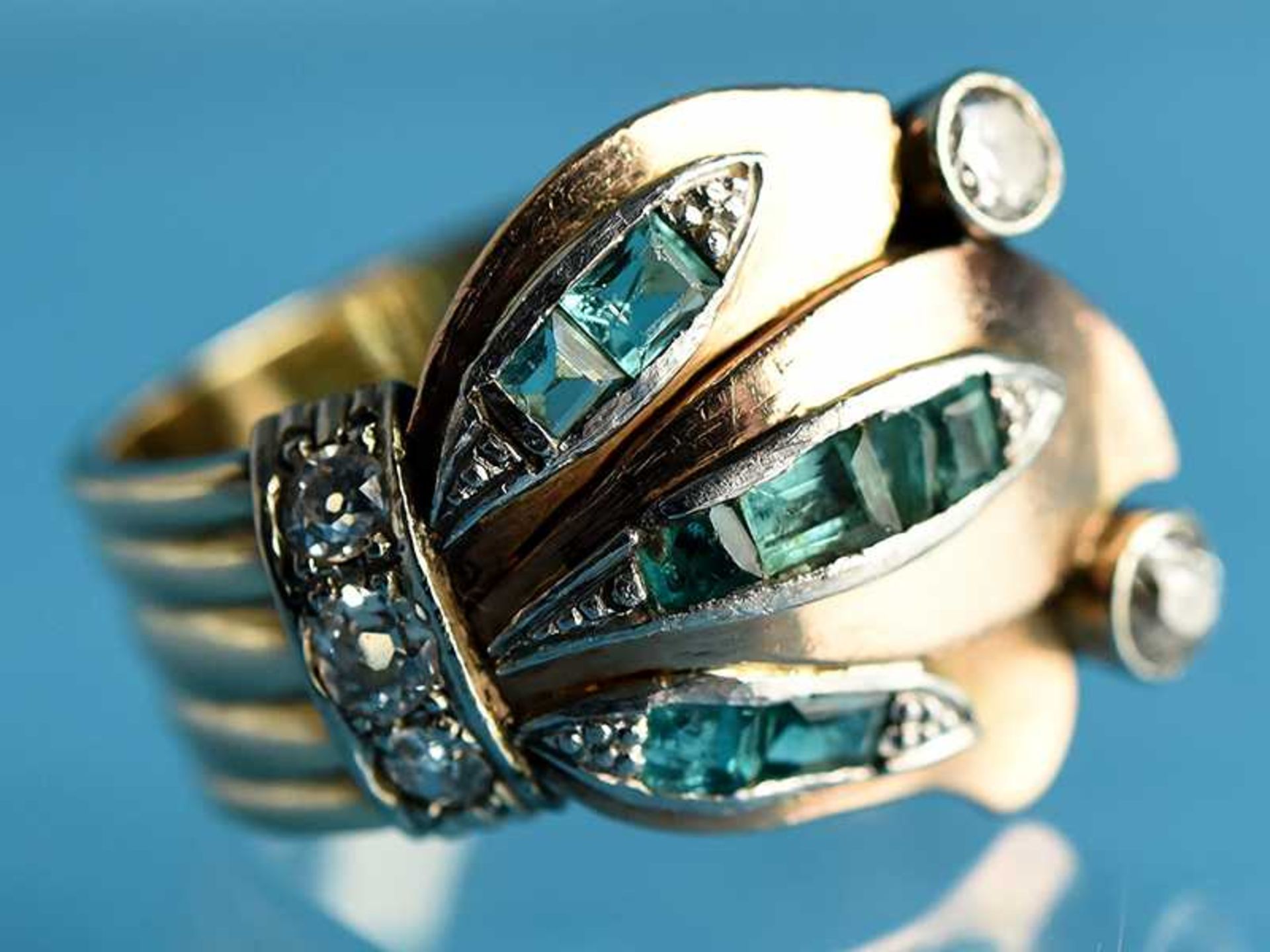 Ring mit 7 Smaragden und Altschliff-Diamanten, zusammen ca. 0,4 ct, Goldschmiedearbeit, 20. Jh.