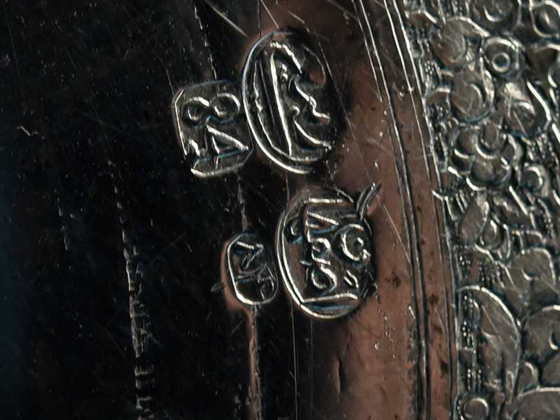Deckeldose, Isfahan/Persien, 20. Jh. Silber (84-Zolotnik), ca. 304 g. Runde Form mit leicht - Image 2 of 2