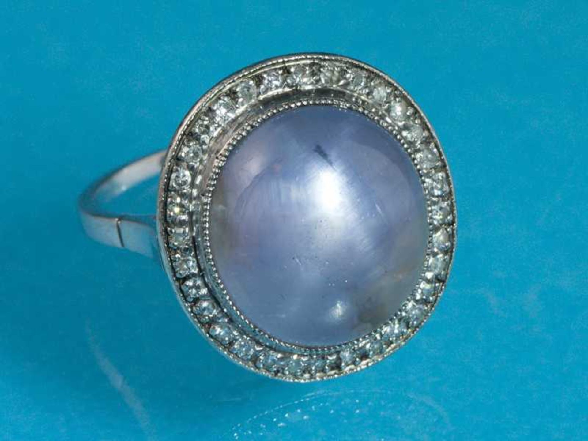 Ring mit Sternsaphir-Cabochon ca. 15 ct und 30 Diamanten, zusammen ca. 0,22 ct, ungedeuteter Stempel