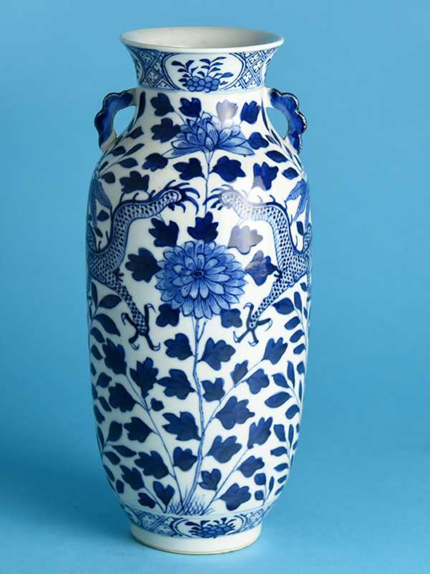 Vase im Stil der Kangxi-Periode, China, Qing-Dynastie, wohl 19. Jh. Porzellan mit unter Glasur