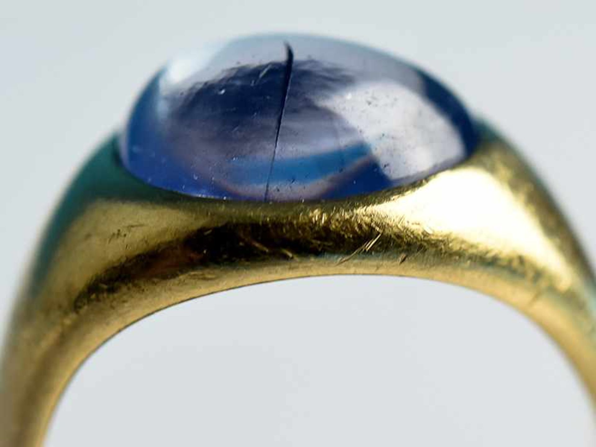 Massiver Bandring mit Ceylon-Saphir, ca. 8 ct, um 1900 750/- Gelbgold. Gesamtgewicht ca. 9,8 g. - Bild 5 aus 6