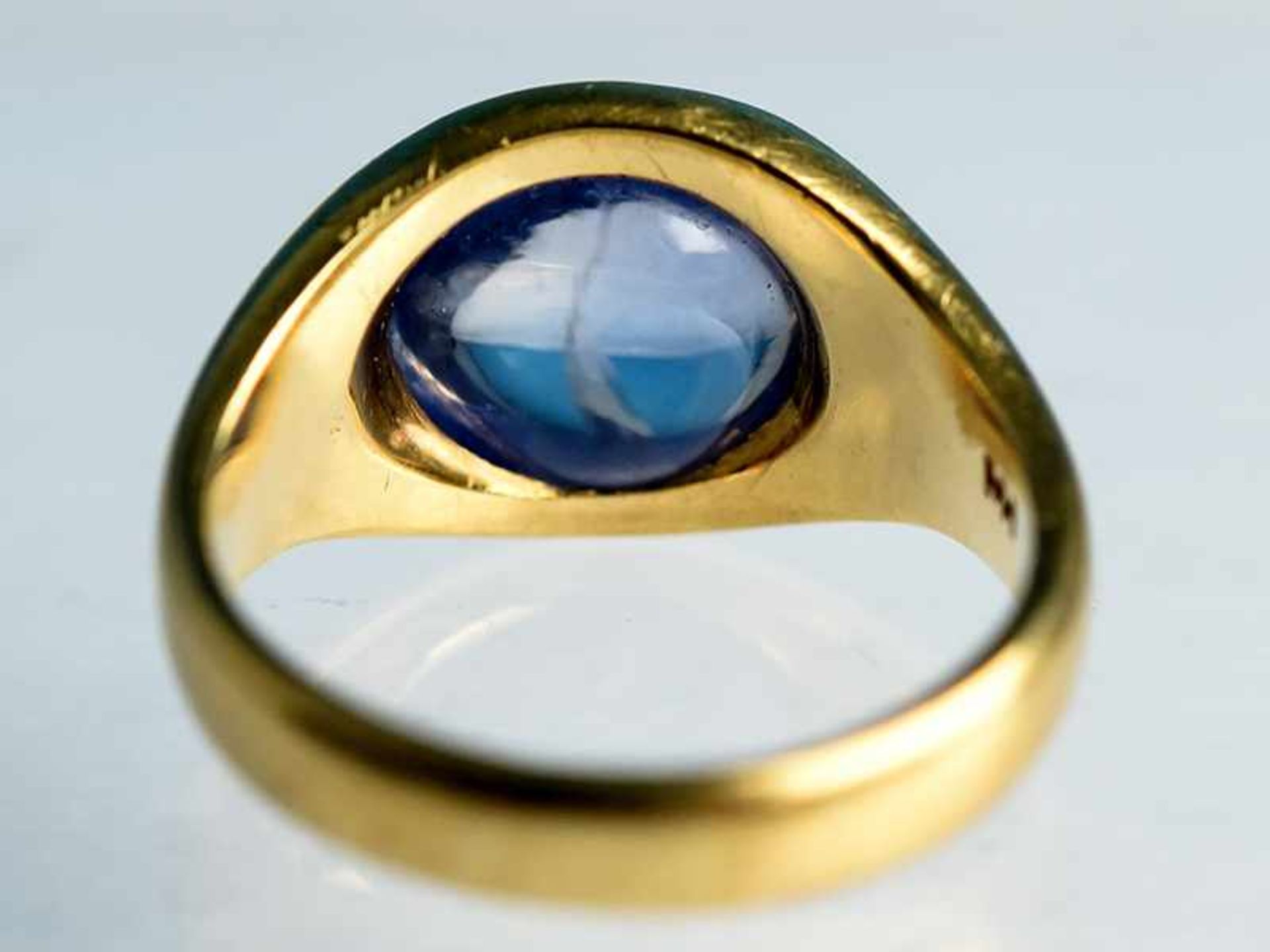 Massiver Bandring mit Ceylon-Saphir, ca. 8 ct, um 1900 750/- Gelbgold. Gesamtgewicht ca. 9,8 g. - Bild 3 aus 6