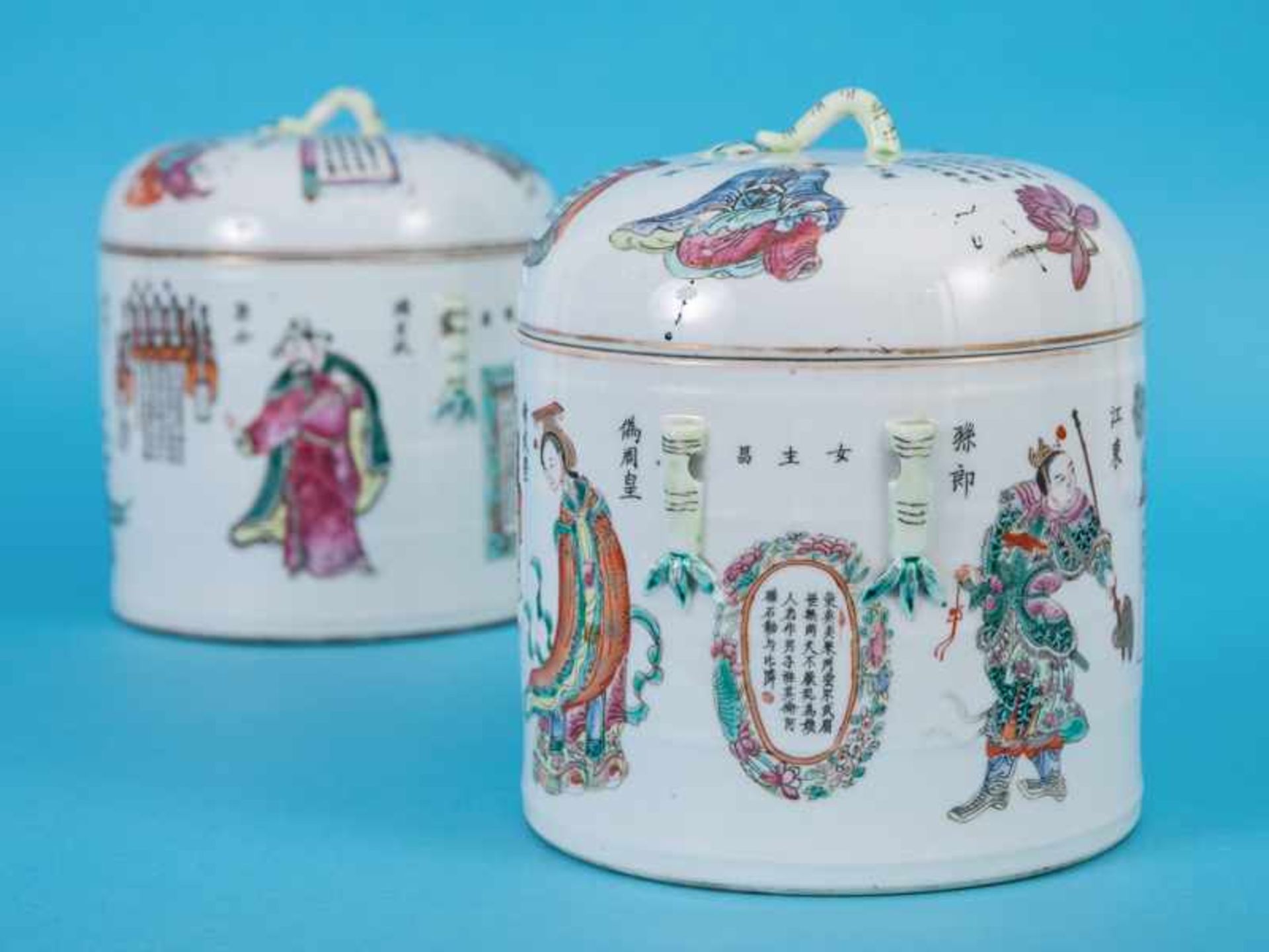 Paar große Deckelgefäße, China, 19. Jh. Porzellan mit polychrom gemalten goldstaffierten Figuren-( - Bild 3 aus 6