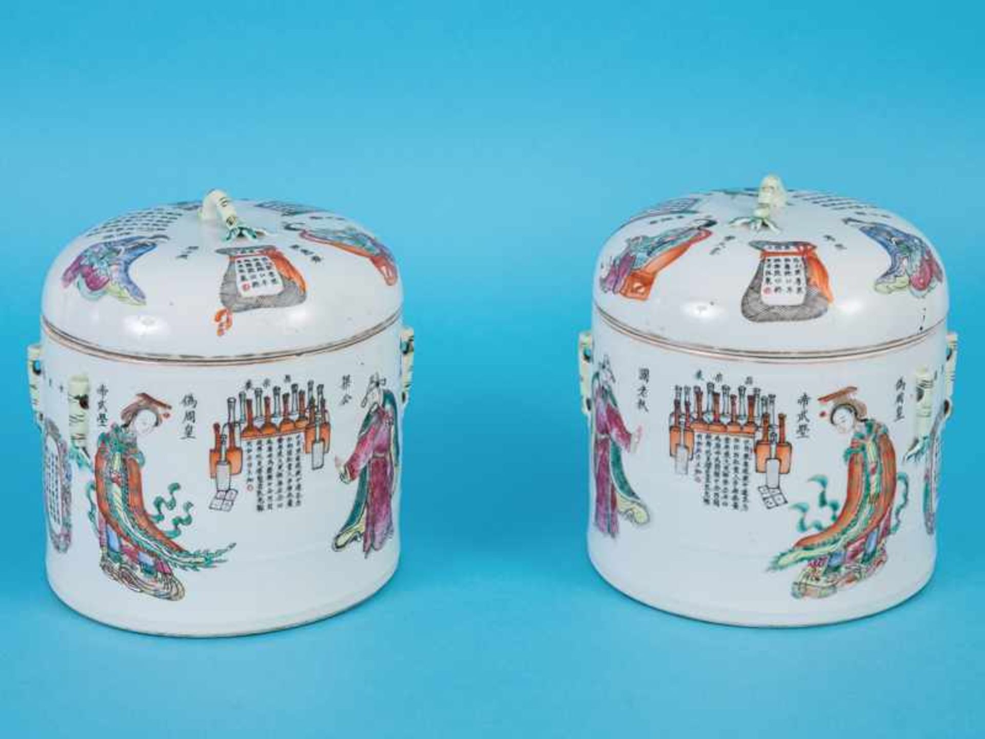 Paar große Deckelgefäße, China, 19. Jh. Porzellan mit polychrom gemalten goldstaffierten Figuren-(