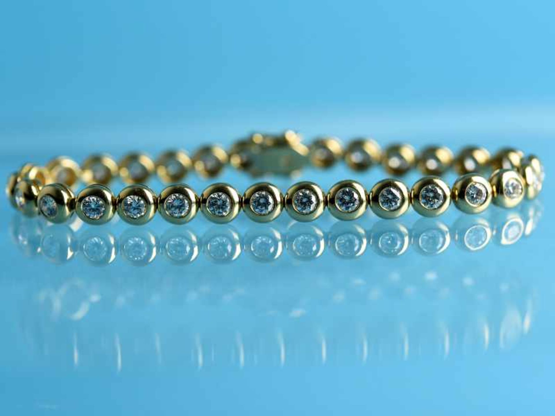 Massives Tennisarmband mit 30 Brillanten, zusammen 3,81 ct, gestempelt ASP, 20. Jh. 750/-