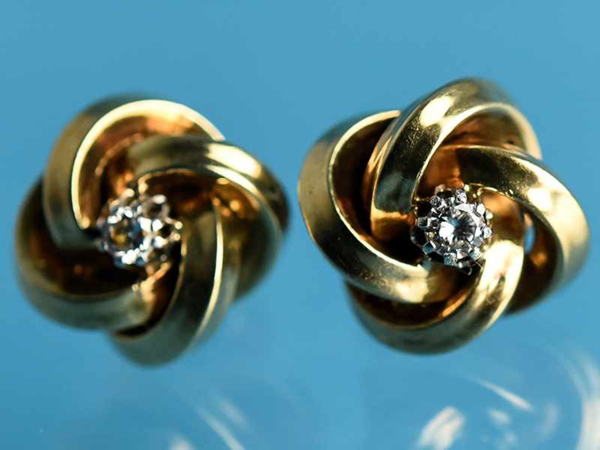 Paar Ohrstecker mit kleinen Diamanten, zusammen ca. 0,10 ct, 20. Jh. 585/- Gelbgold. Gesamtgewicht - Image 2 of 2