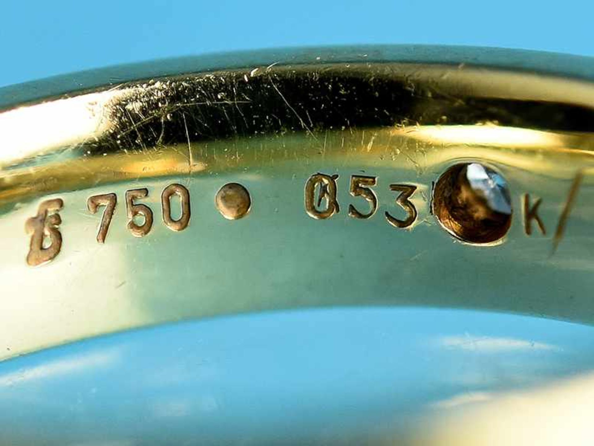 Massiver Bandring mit 6 Brillanten, zusammen ca. 0,6 ct, 20. Jh. 750/- Gelbgold. Gesamtgewicht ca. - Image 2 of 2