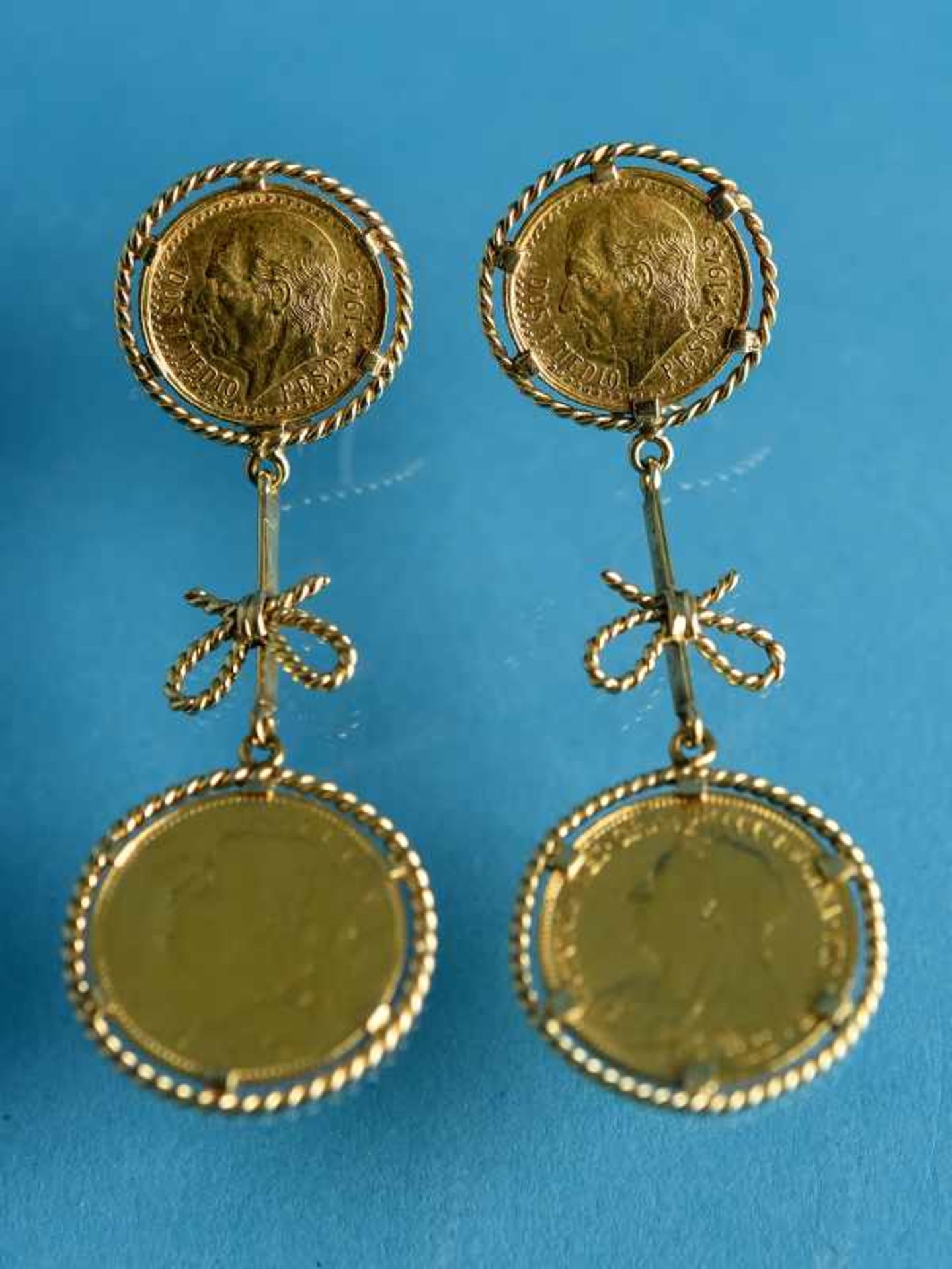 Paar Ohrgehänge mit 4 verschiedenen Gold-Münzen, 20. Jh. Goldmünzen und 585/- Gelbgold-Montierung.