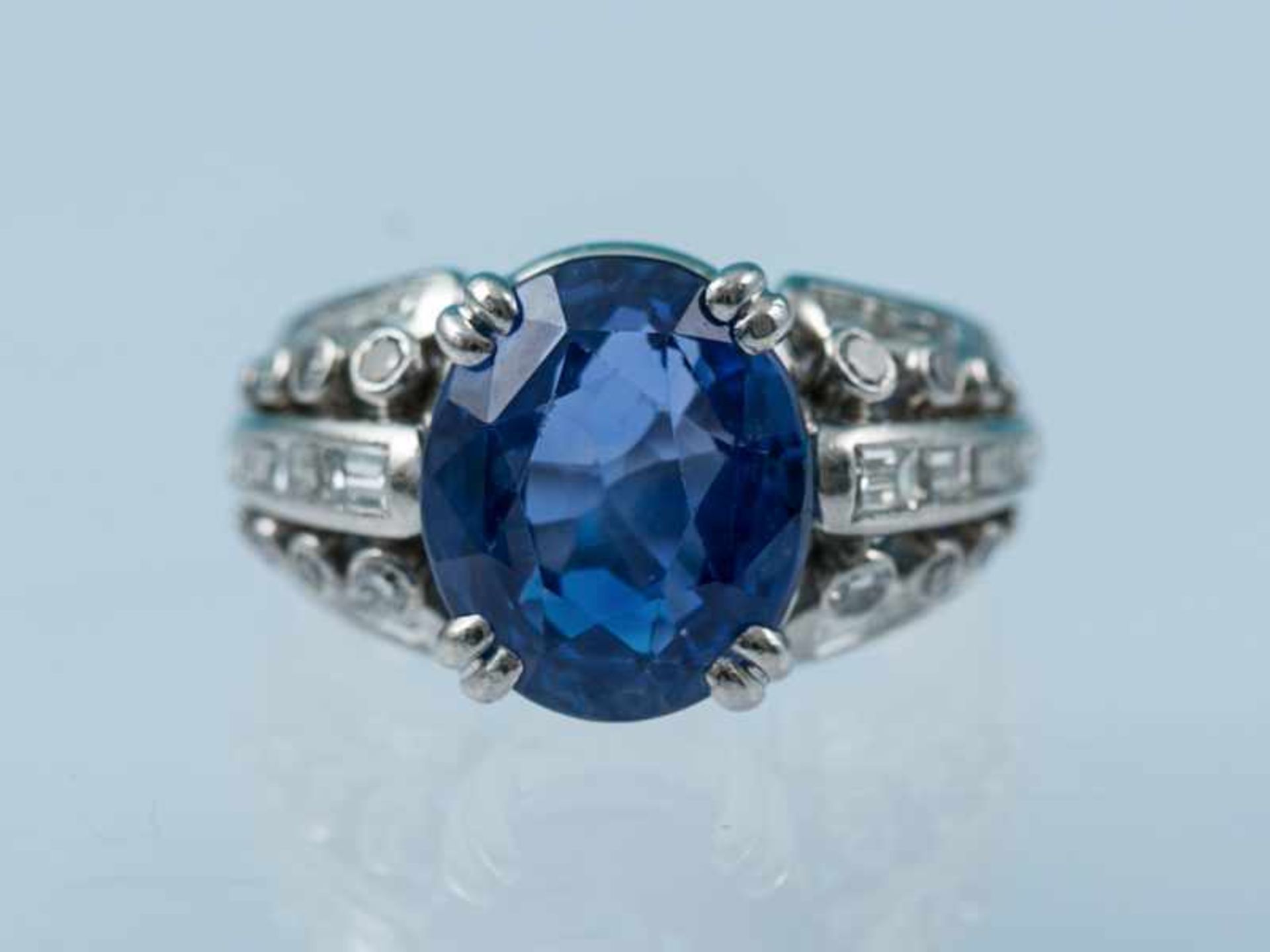 Ring mit natürlichem Saphir ca. 7,21ct und Diamanten, zusammen ca. 1,6 ct, Gemmologisches - Image 2 of 7