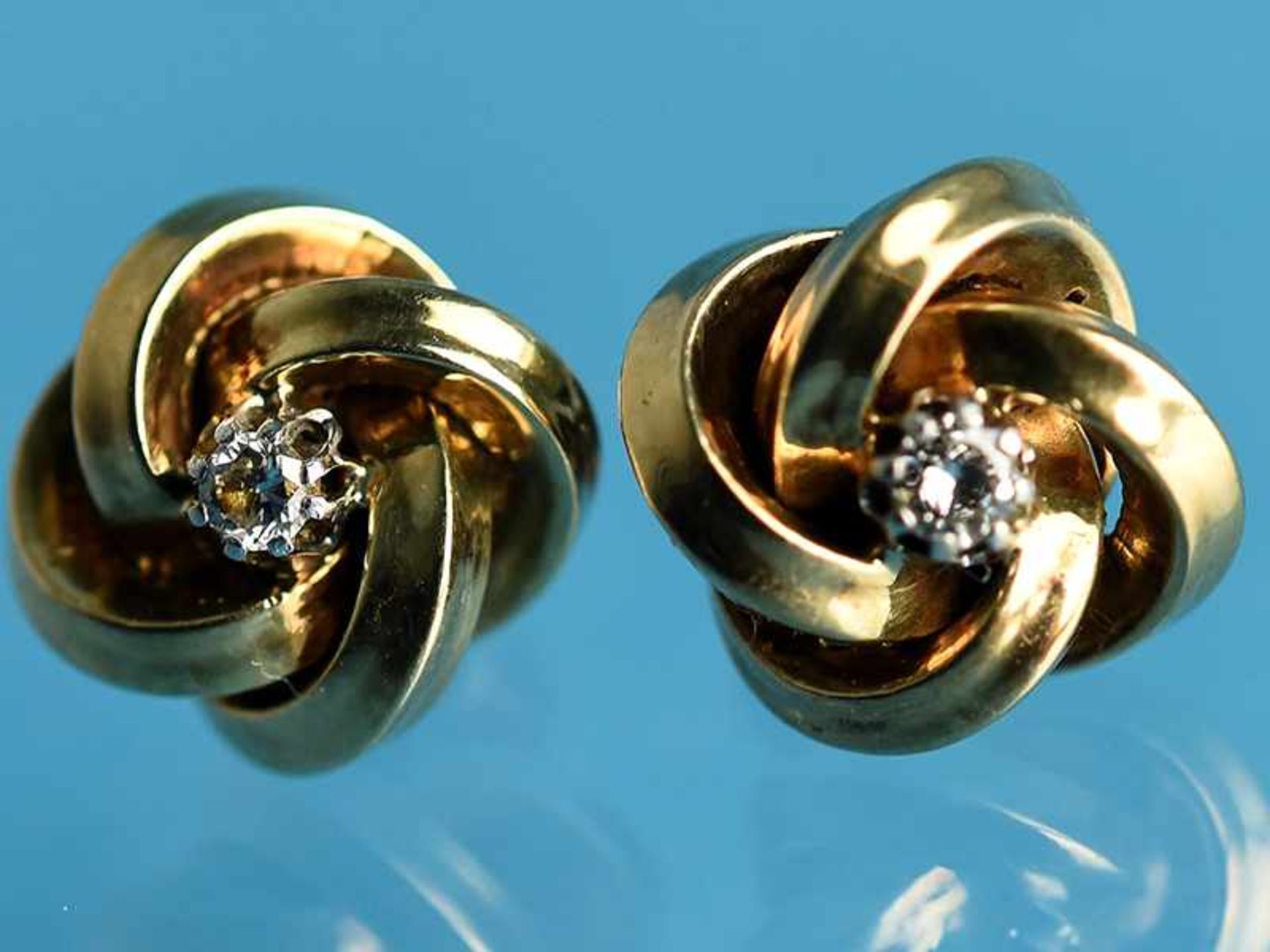 Paar Ohrstecker mit kleinen Diamanten, zusammen ca. 0,10 ct, 20. Jh. 585/- Gelbgold. Gesamtgewicht