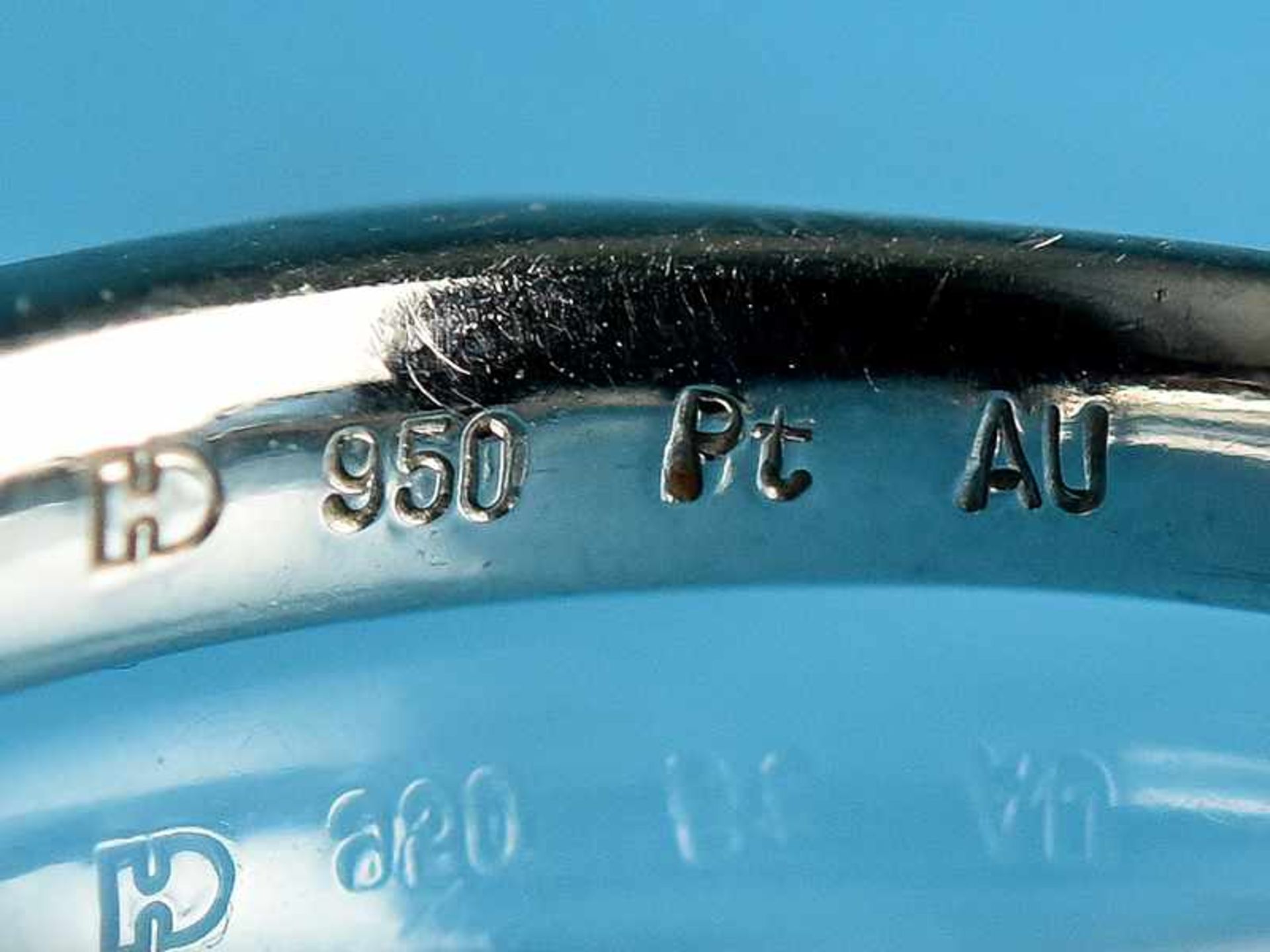 Ring mit Diamant-Baguette ca. 0,15 ct, 20. Jh. Platin und Gelbgold. Gesamtgewicht ca. 5,8 g. - Image 2 of 3
