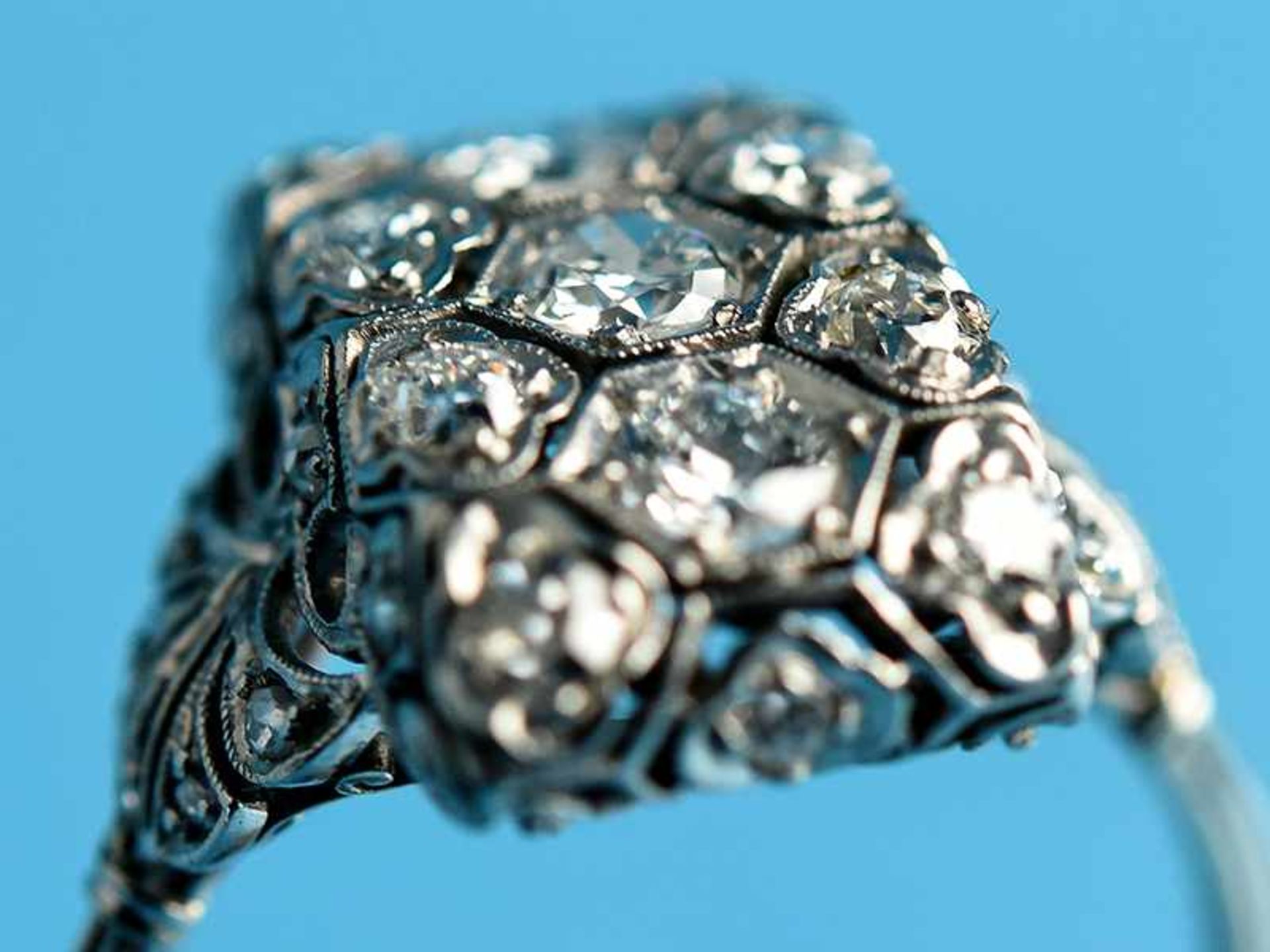 Ring mit Altschliff-Diamanten, zusammen ca. 1 ct, Art Deco Platin. Gesamtgewicht ca. 4,6 g. - Image 5 of 6