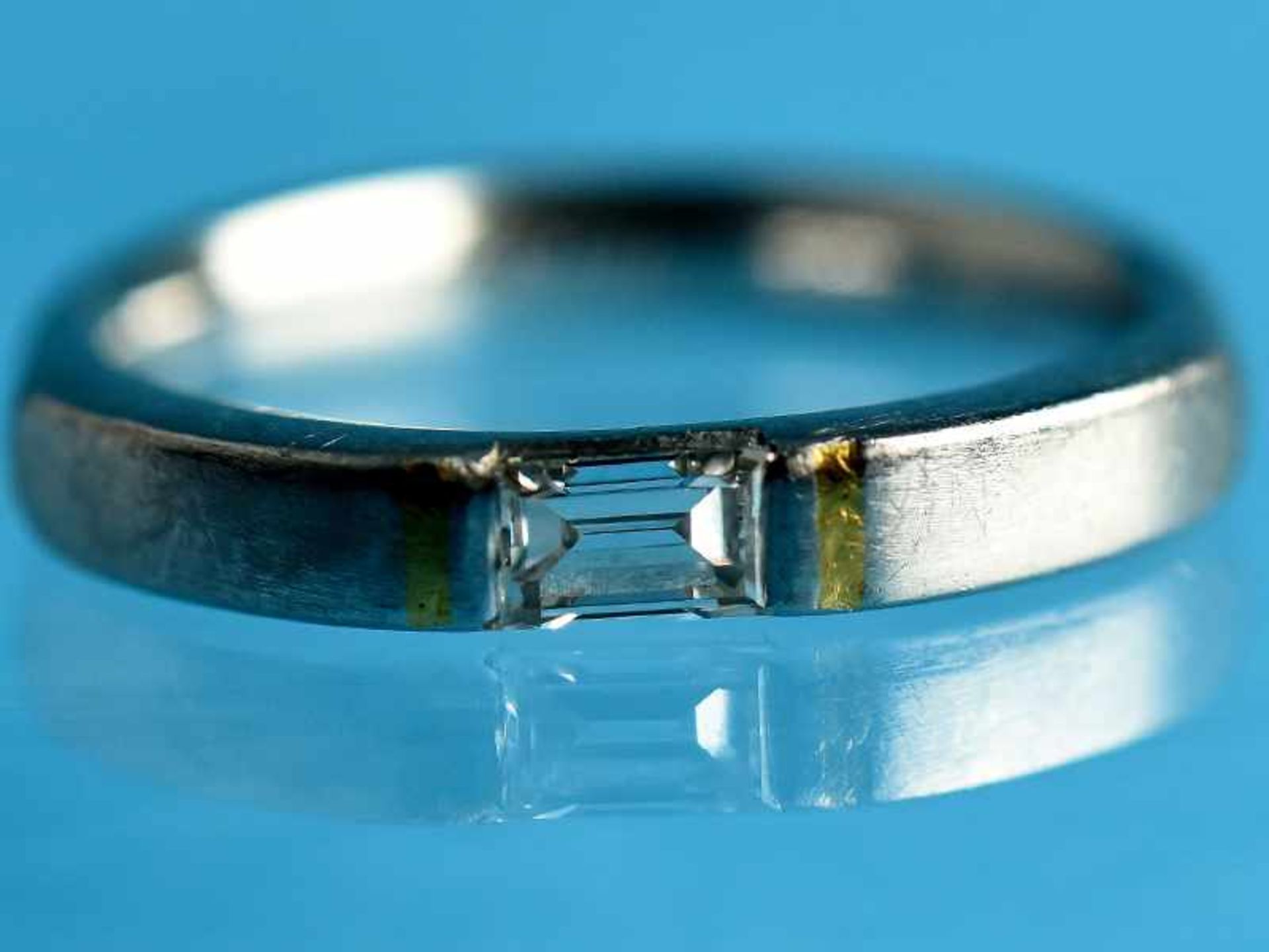 Ring mit Diamant-Baguette ca. 0,15 ct, 20. Jh. Platin und Gelbgold. Gesamtgewicht ca. 5,8 g.