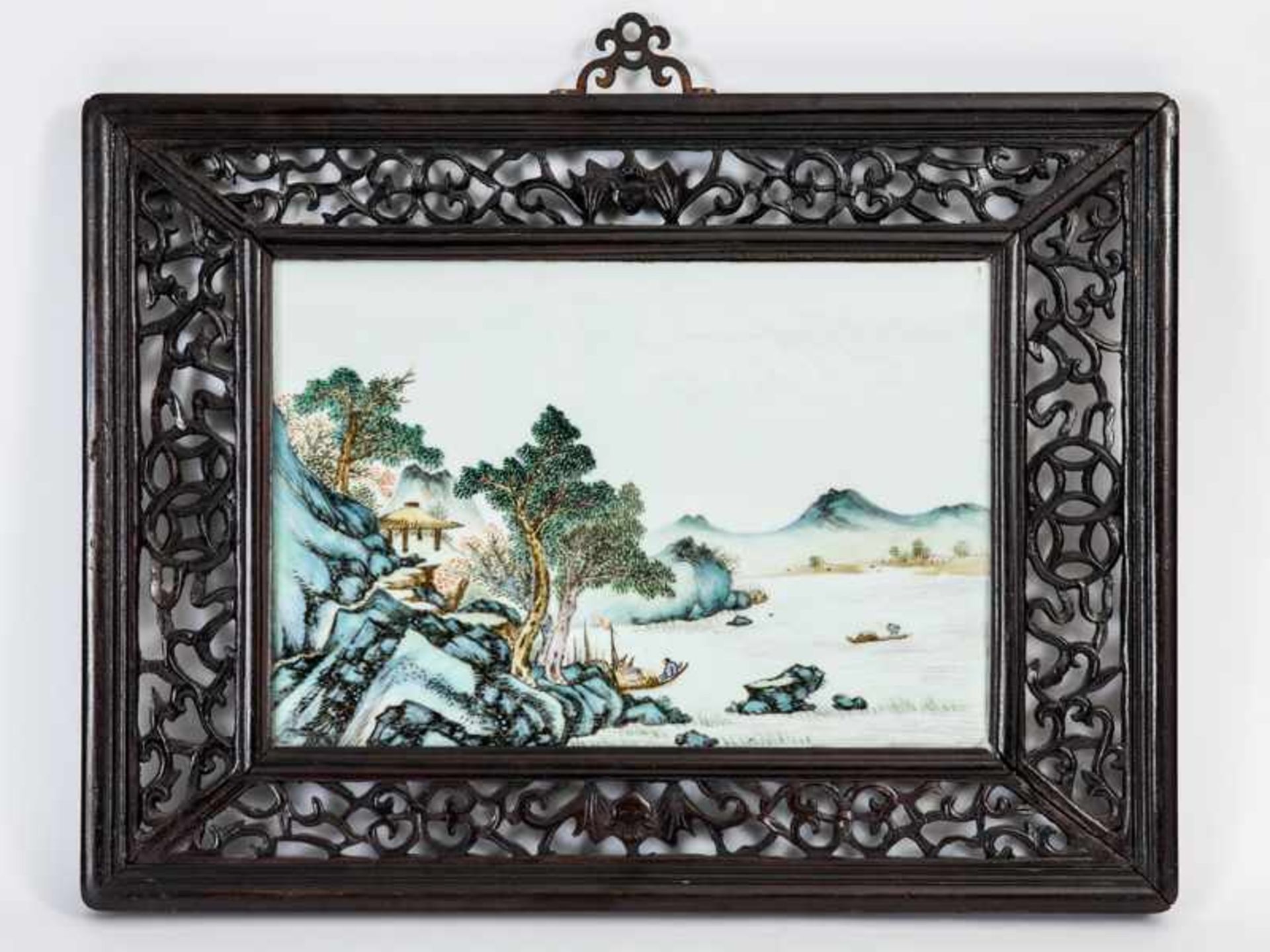 Paar gerahmte Landschafts-Bildtafeln, China, 20. Jh. Porzellan mit polychromen chinesischen - Bild 2 aus 5