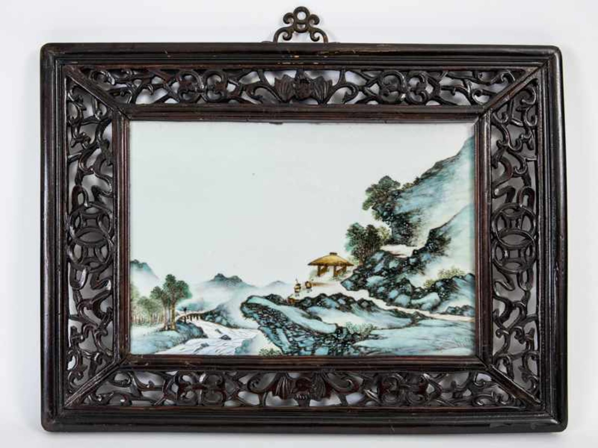 Paar gerahmte Landschafts-Bildtafeln, China, 20. Jh. Porzellan mit polychromen chinesischen - Bild 3 aus 5