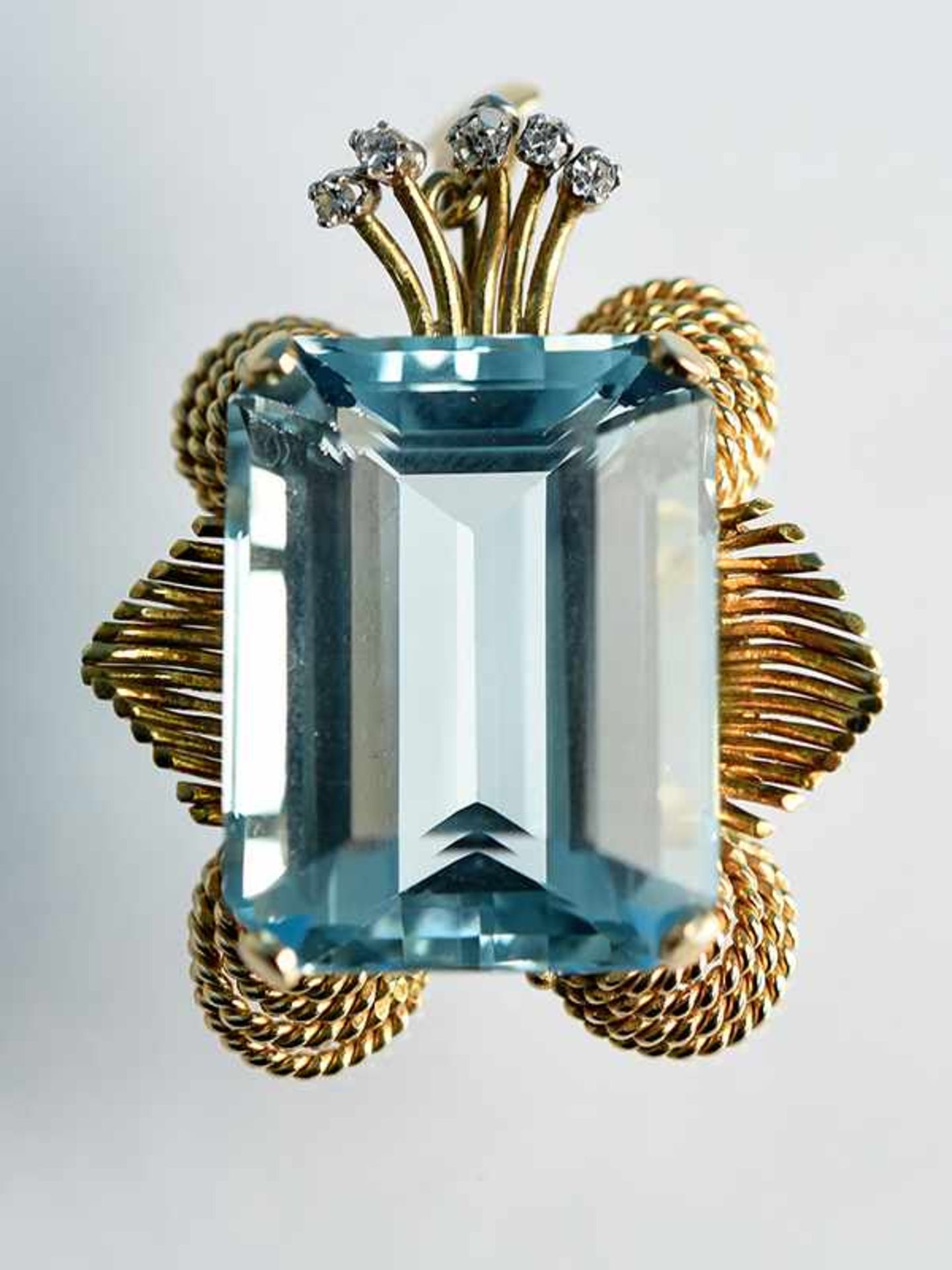 Anhänger mit Aquamarin ca. 40,7 ct und 5 Diamanten, zusammen ca. 0,07 ct, 60- er Jahre 750/- - Bild 2 aus 5