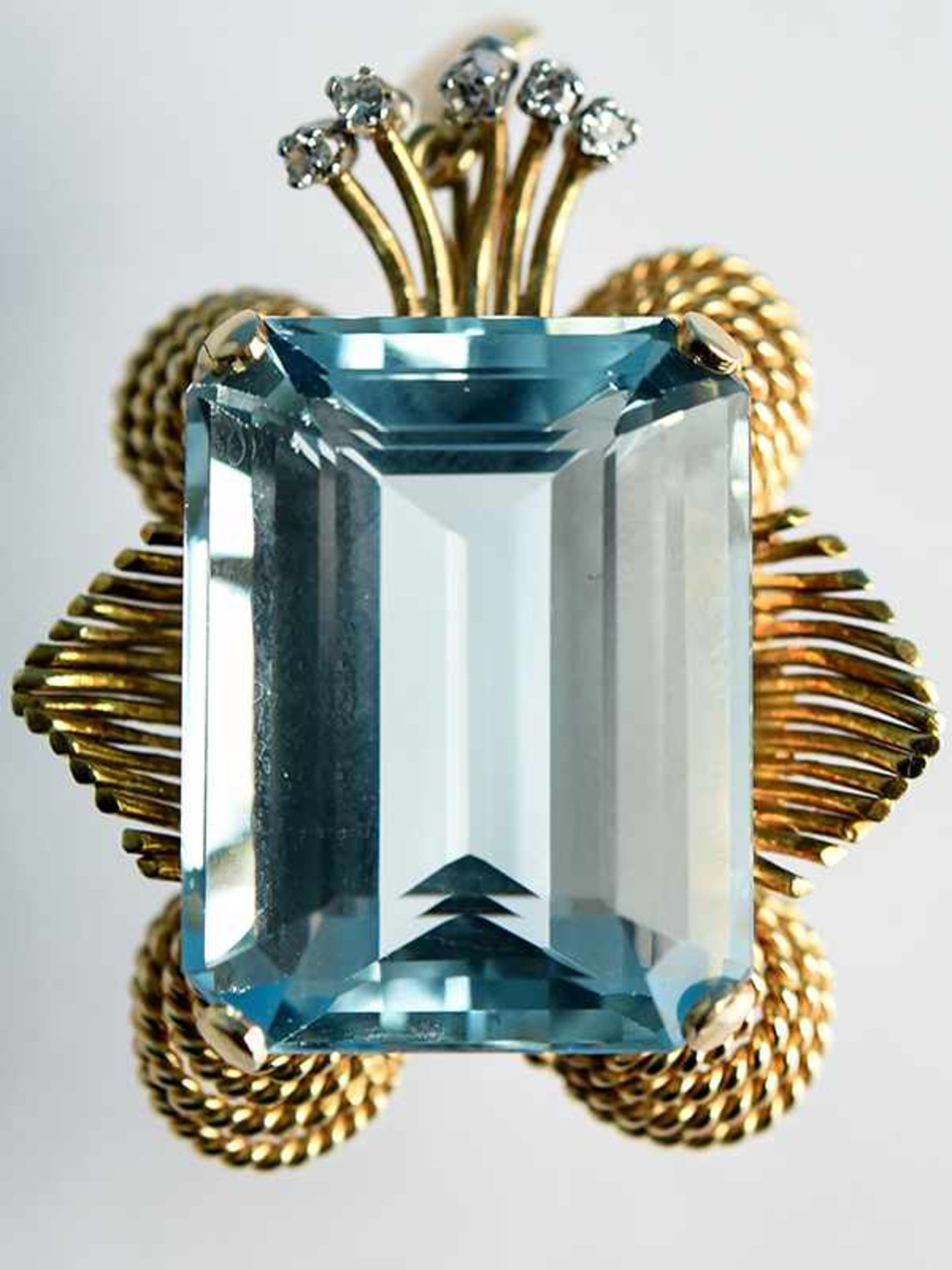 Anhänger mit Aquamarin ca. 40,7 ct und 5 Diamanten, zusammen ca. 0,07 ct, 60- er Jahre 750/-