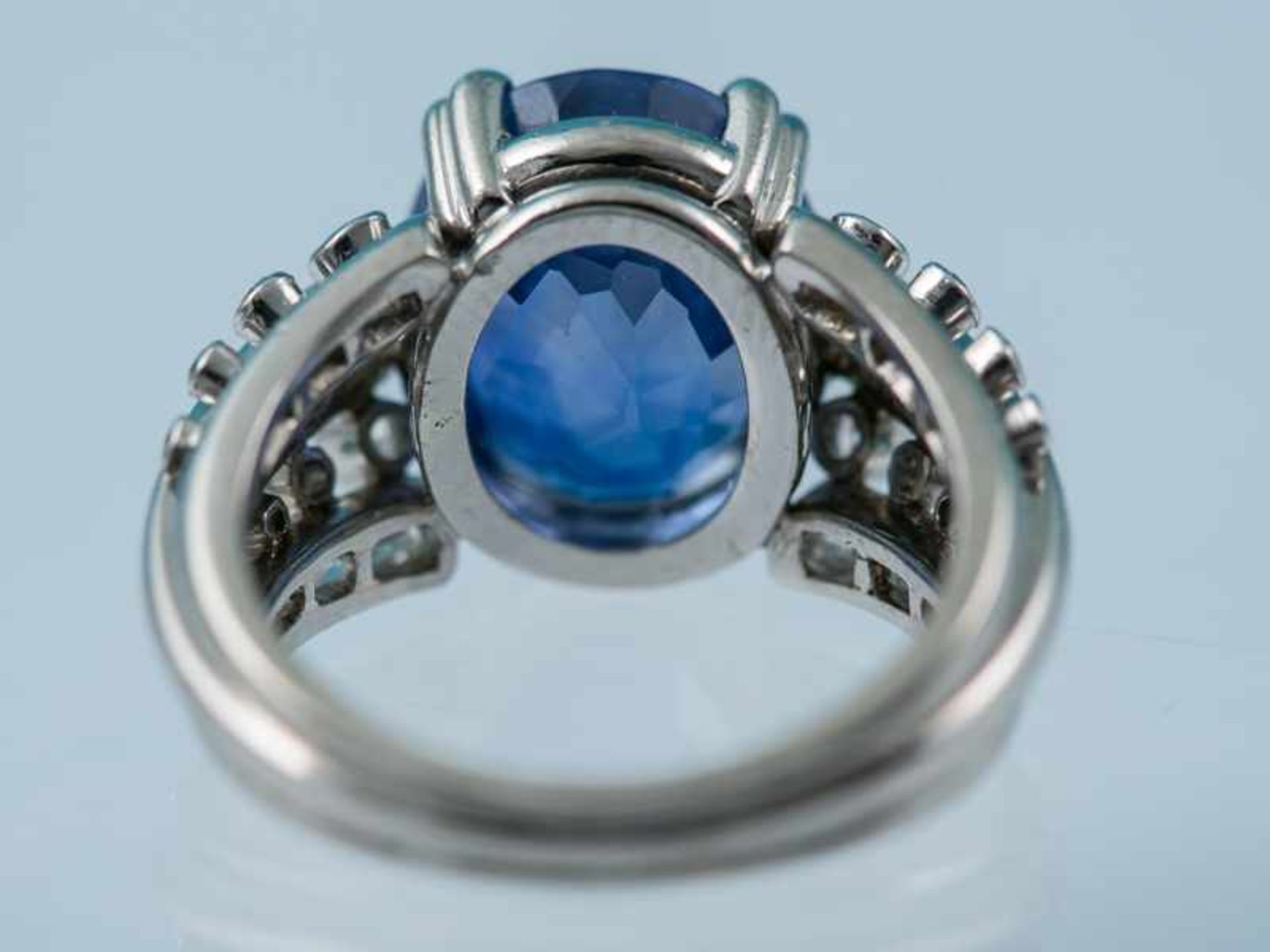 Ring mit natürlichem Saphir ca. 7,21ct und Diamanten, zusammen ca. 1,6 ct, Gemmologisches - Image 3 of 7