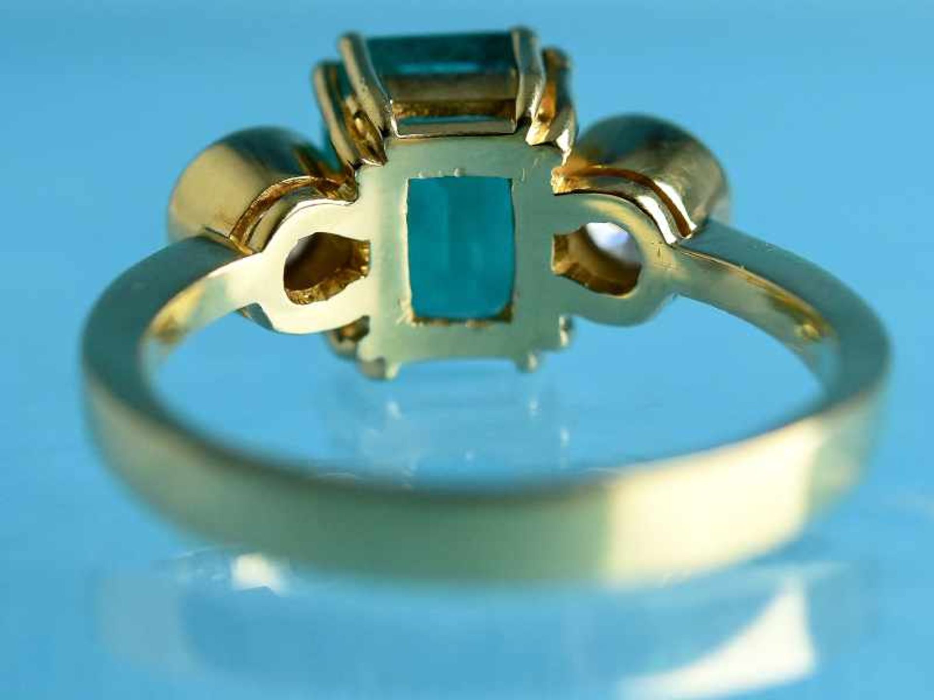Ring mit Smaragd und Brillanten, zusammen ca. 0,4 ct, 20. Jh. 750/- Gelbgold. Gesamtgewicht ca. 5 g. - Bild 3 aus 3