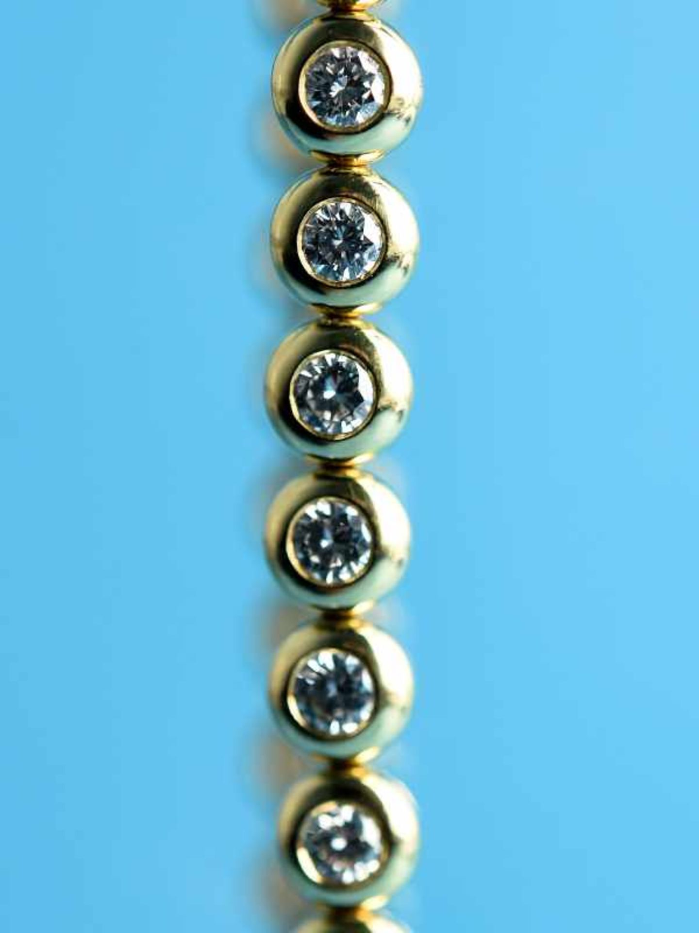 Massives Tennisarmband mit 30 Brillanten, zusammen 3,81 ct, gestempelt ASP, 20. Jh. 750/- - Image 4 of 4