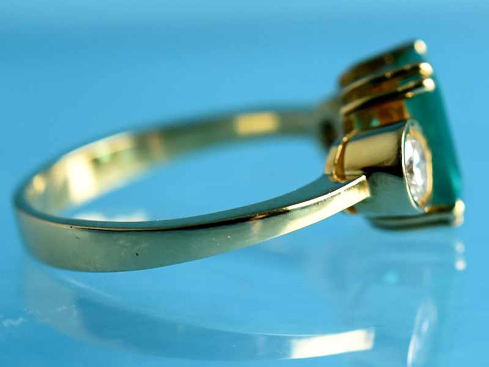 Ring mit Smaragd und Brillanten, zusammen ca. 0,4 ct, 20. Jh. 750/- Gelbgold. Gesamtgewicht ca. 5 g. - Bild 2 aus 3