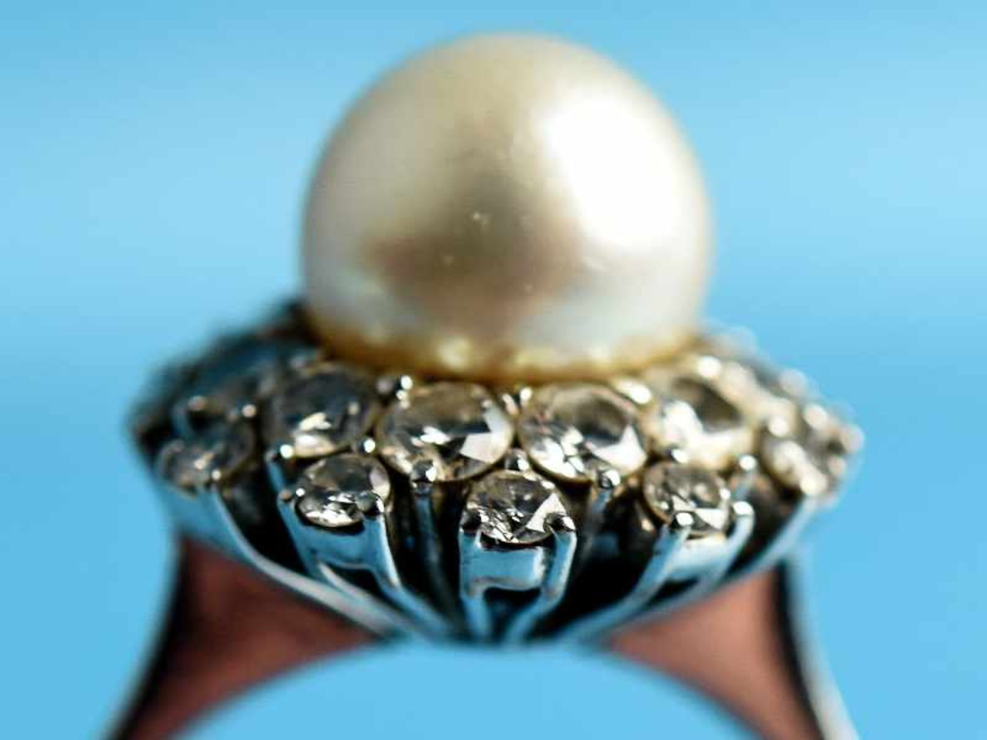 Ring mit einer Zuchtperle und 24 Brillanten, zusammen ca. 1,2 ct, 21. Jh. 750/- Weißgold. - Image 5 of 5