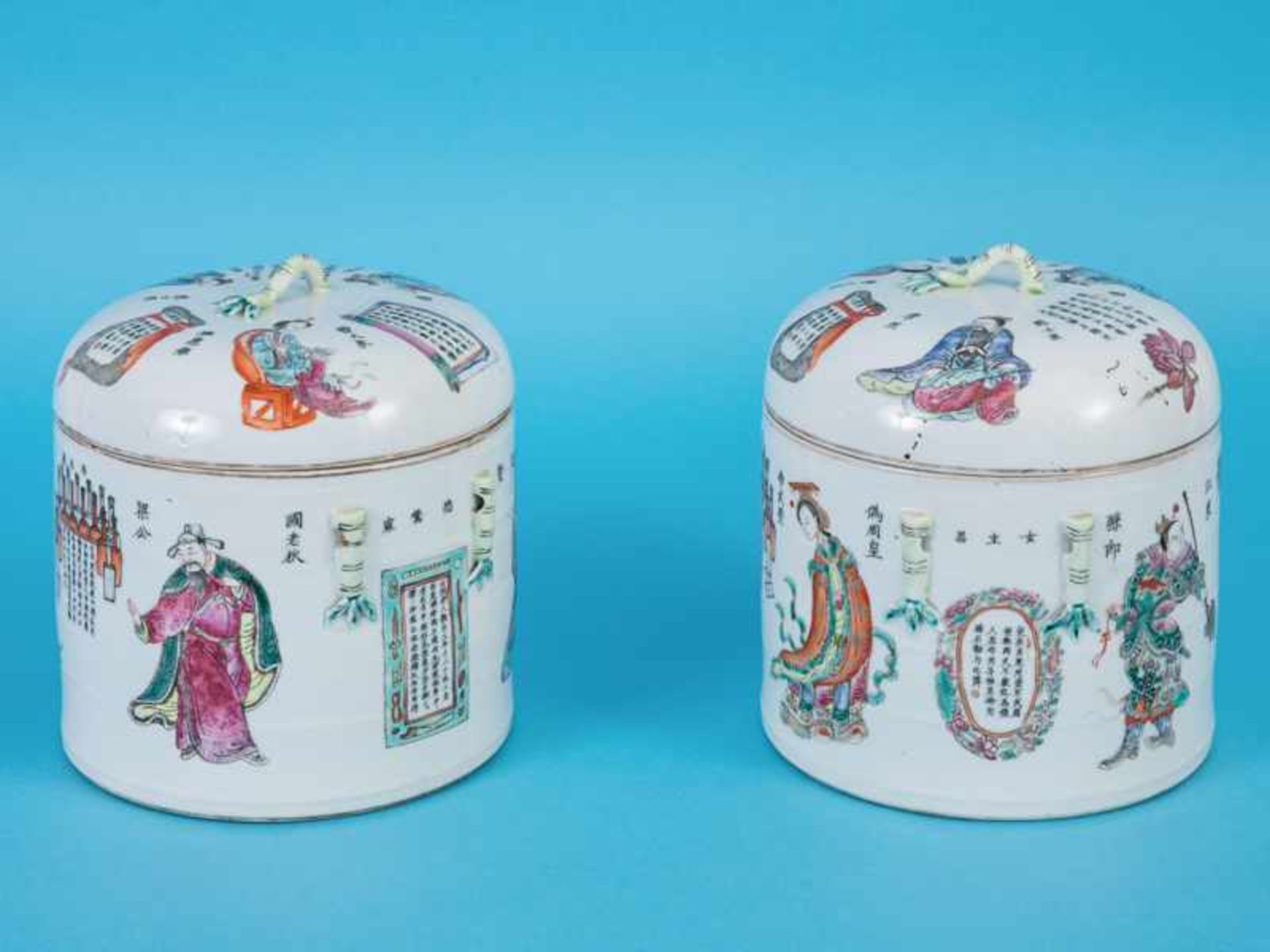 Paar große Deckelgefäße, China, 19. Jh. Porzellan mit polychrom gemalten goldstaffierten Figuren-( - Bild 5 aus 6