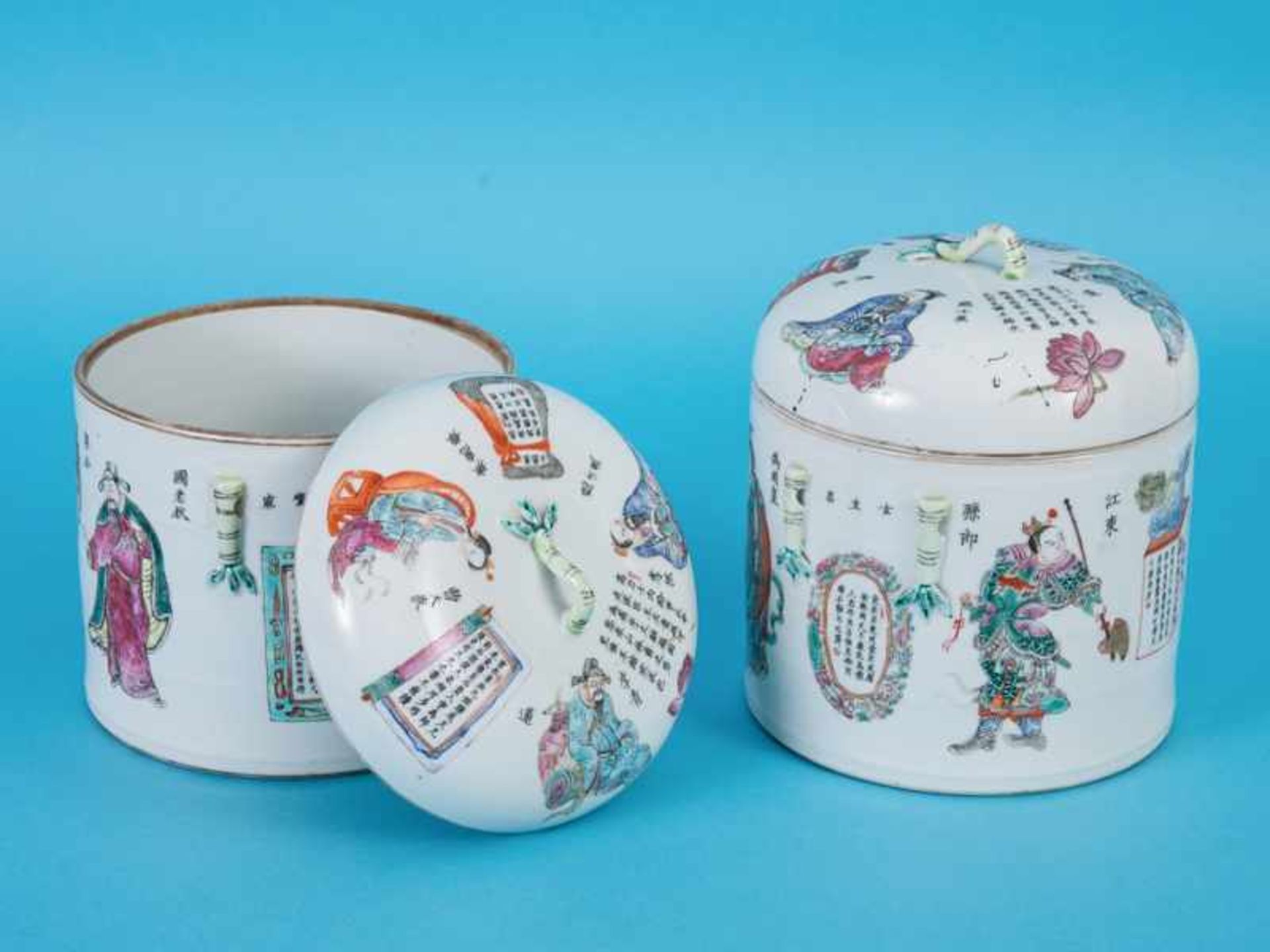 Paar große Deckelgefäße, China, 19. Jh. Porzellan mit polychrom gemalten goldstaffierten Figuren-( - Bild 2 aus 6