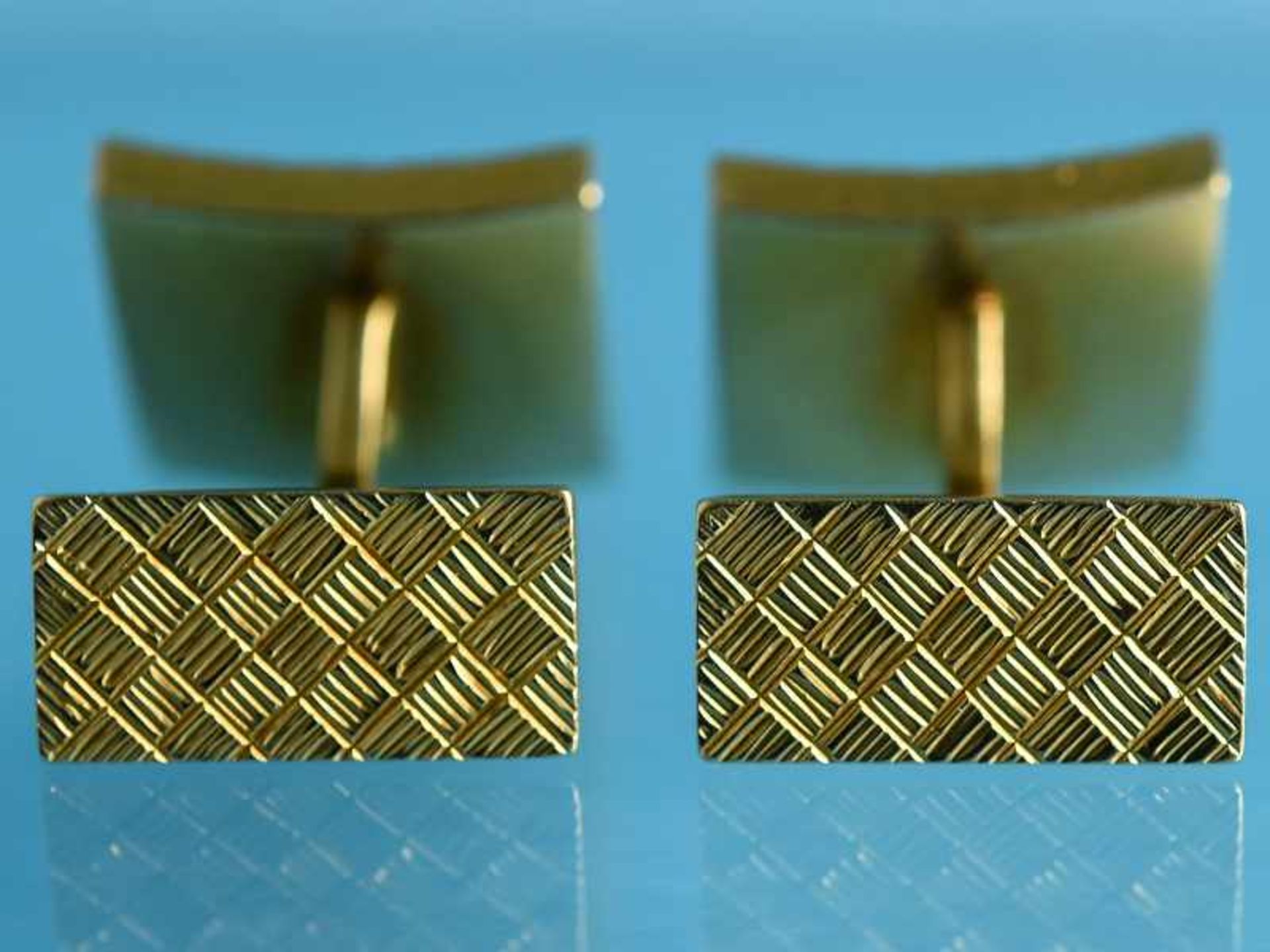 Paar Manschettenknöpfe, 20. Jh 750/- Gelbgold. Gesamtgewicht ca. 24,8 g. Quadratische leicht konkave - Image 3 of 6