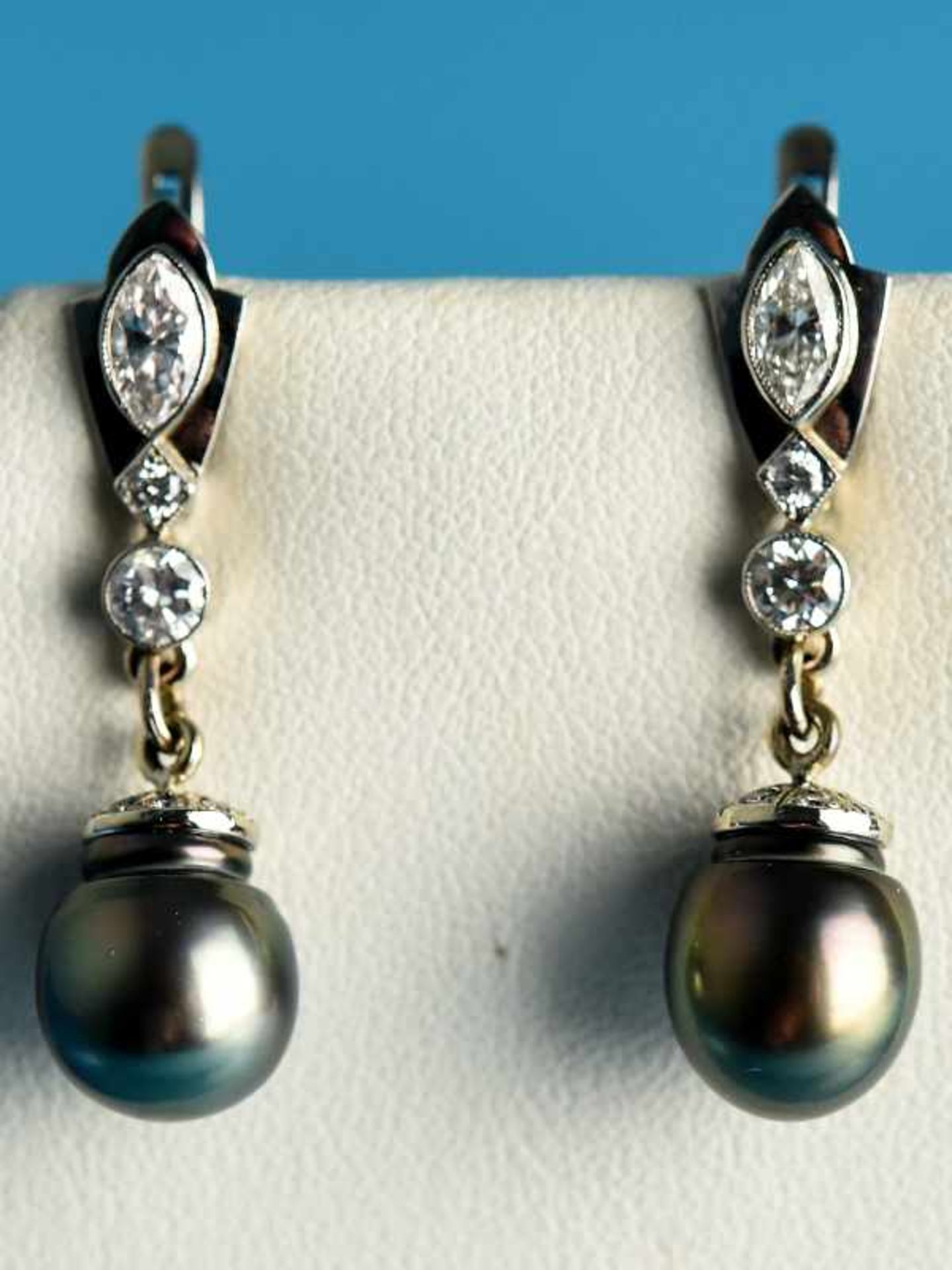 Paar Ohrgehänge mit Naturperlen und Diamanten, zusammen 1,5 ct, 20. Jh. 750/- Weißgold.