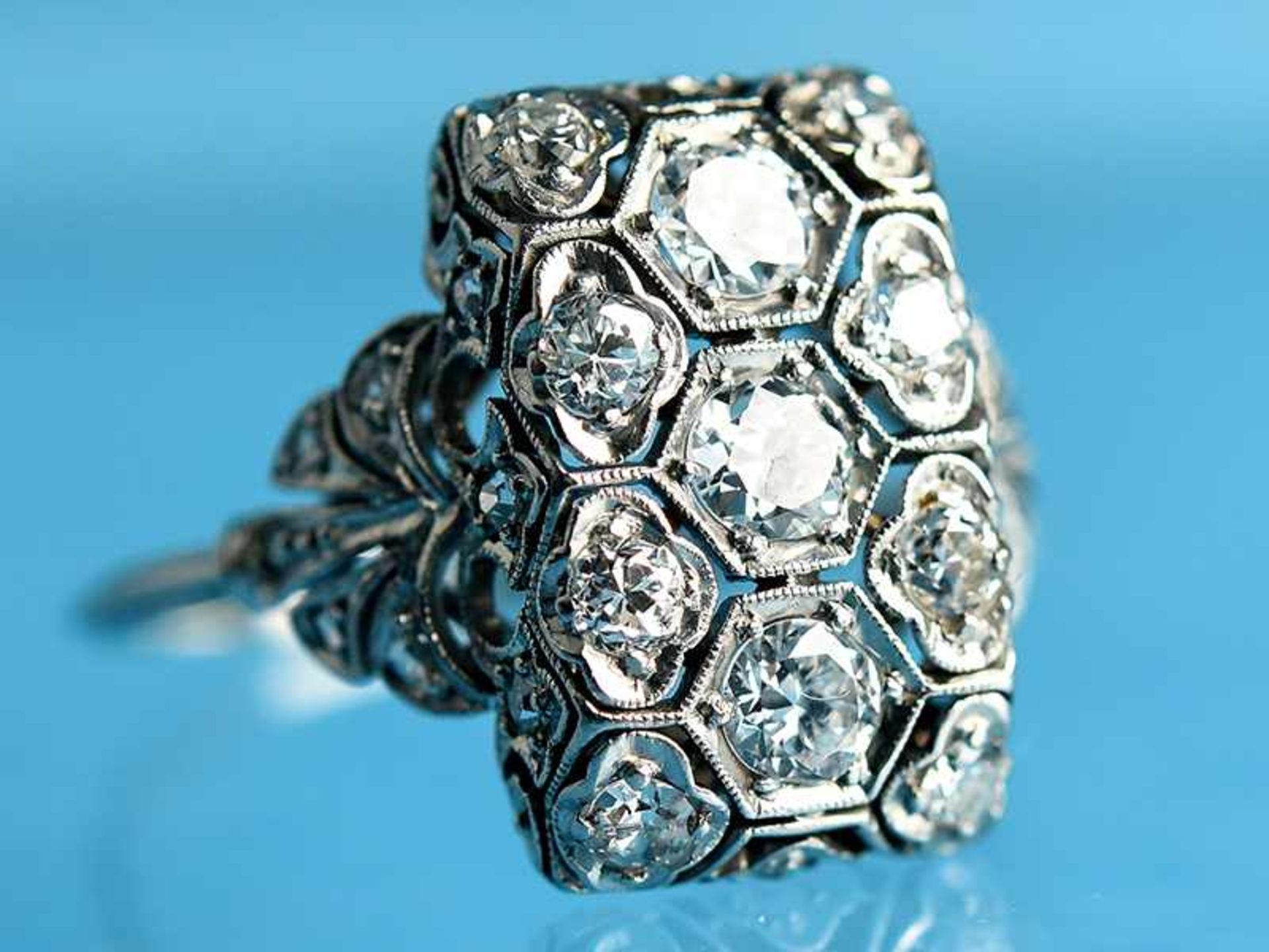 Ring mit Altschliff-Diamanten, zusammen ca. 1 ct, Art Deco Platin. Gesamtgewicht ca. 4,6 g.