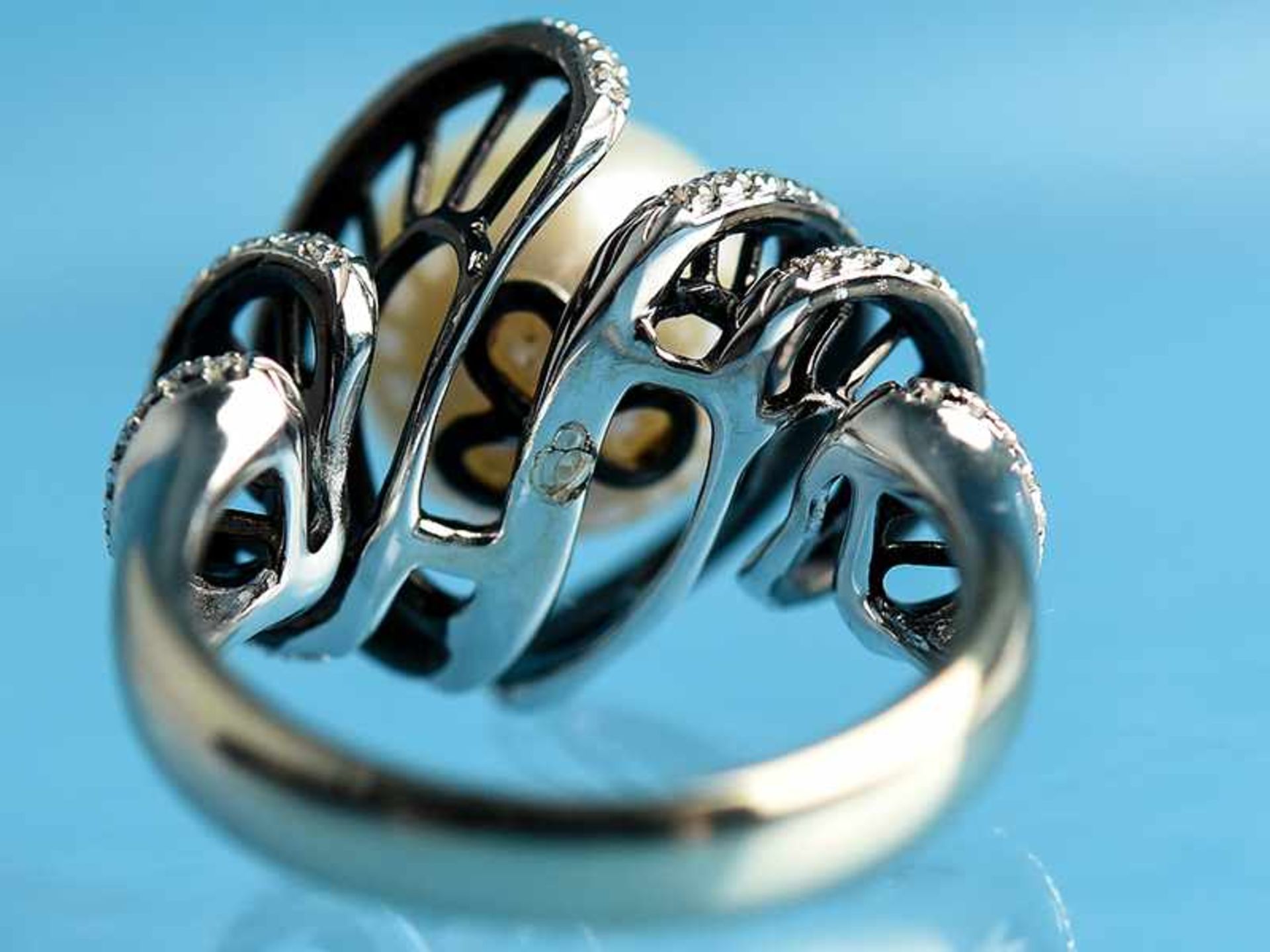 Ring mit Zuchtperle und 102 kleinen Diamanten, zusammen 0,8 ct, 20. Jh. 750/- Weißgold. - Image 3 of 4