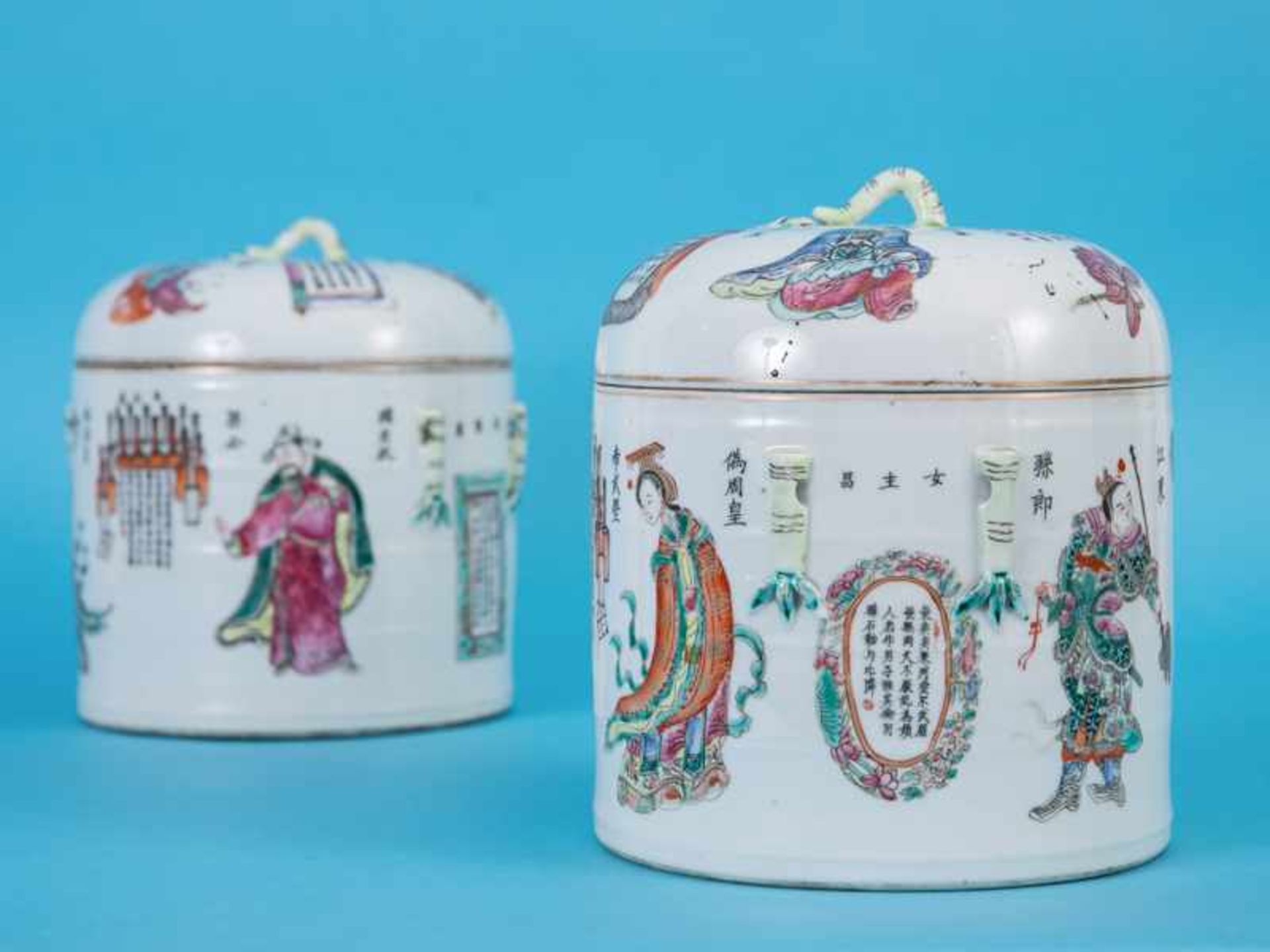 Paar große Deckelgefäße, China, 19. Jh. Porzellan mit polychrom gemalten goldstaffierten Figuren-( - Bild 6 aus 6