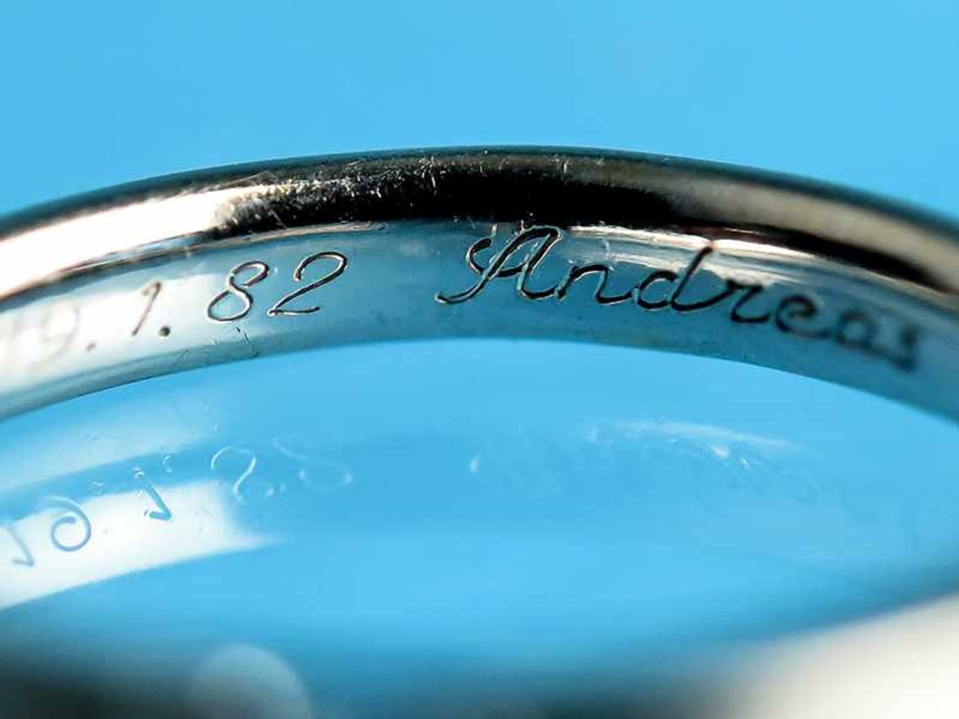Ring mit Diamant-Baguette ca. 0,15 ct, 20. Jh. Platin und Gelbgold. Gesamtgewicht ca. 5,8 g. - Image 3 of 3