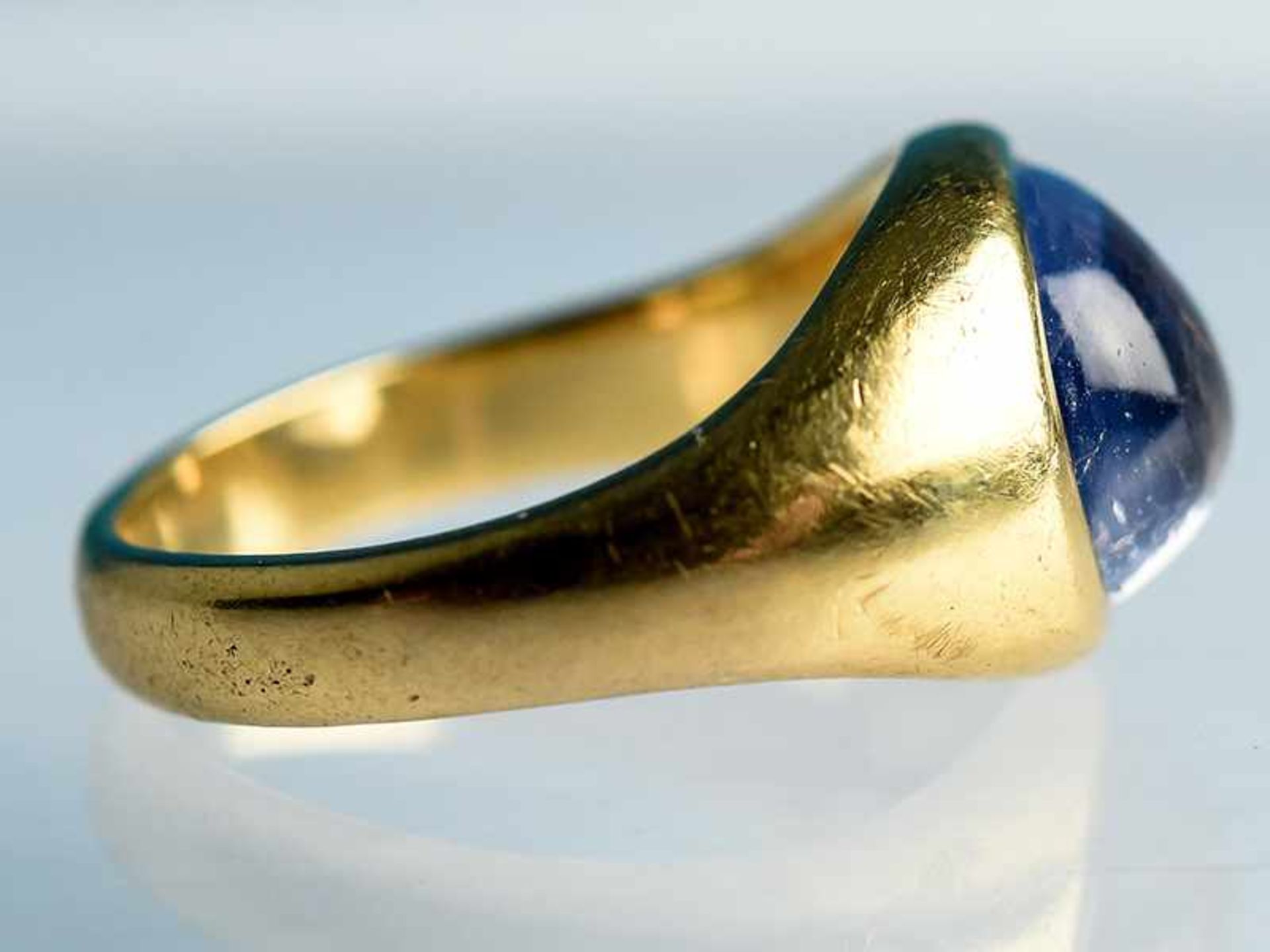 Massiver Bandring mit Ceylon-Saphir, ca. 8 ct, um 1900 750/- Gelbgold. Gesamtgewicht ca. 9,8 g. - Bild 2 aus 6