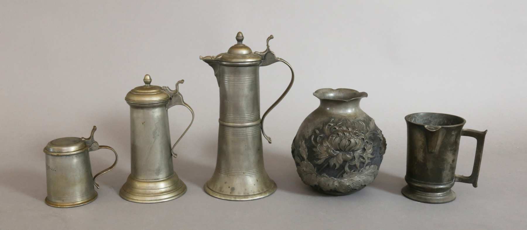 Fünf Teile Zinn: Stitze, Vase (sign. M.Montagne), Schenkkanne, zwei Krüge.