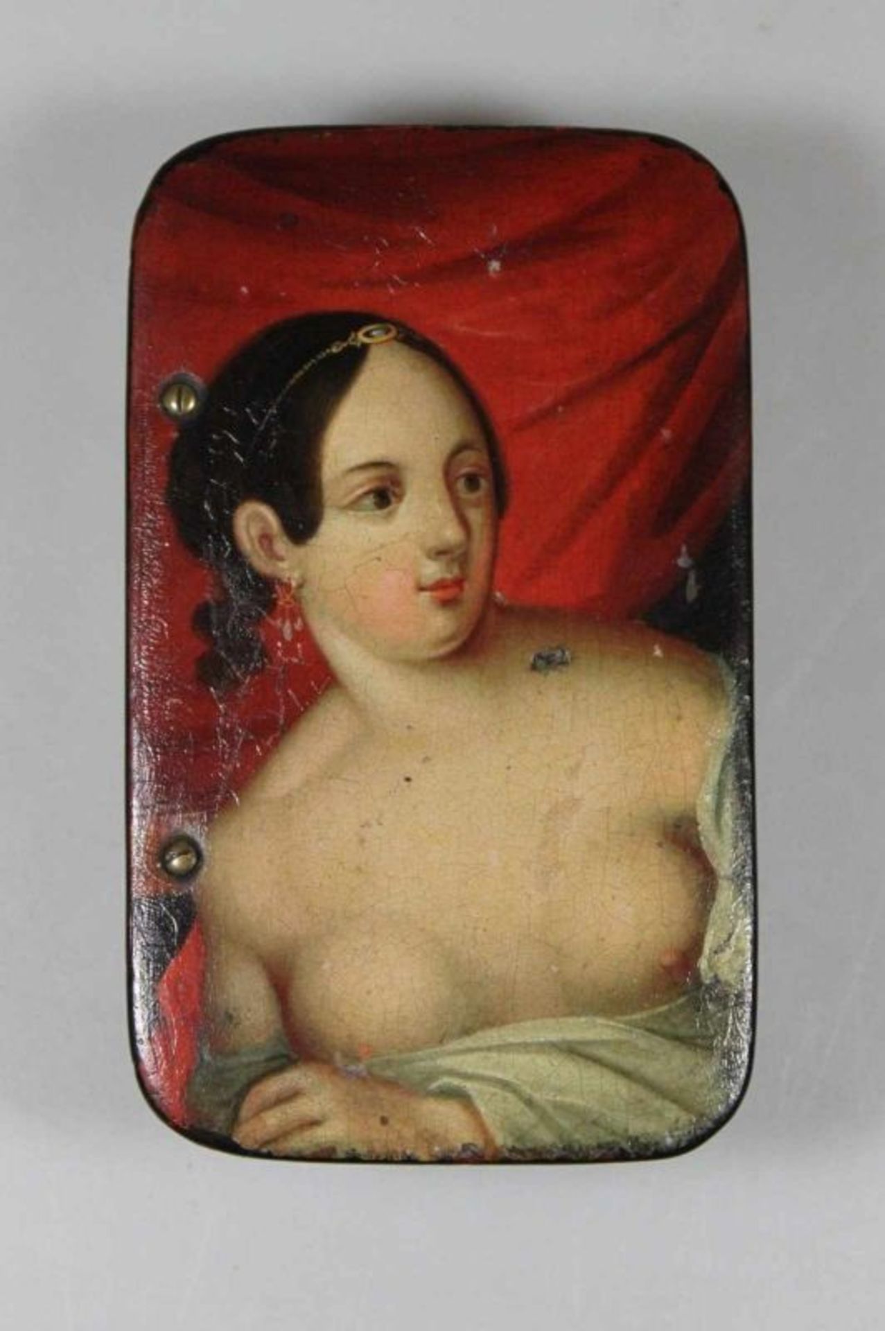 Lackdose,auf dem Deckel Darstellung einer nackten Frau, deren Blöße nur durch ein Tuch leicht