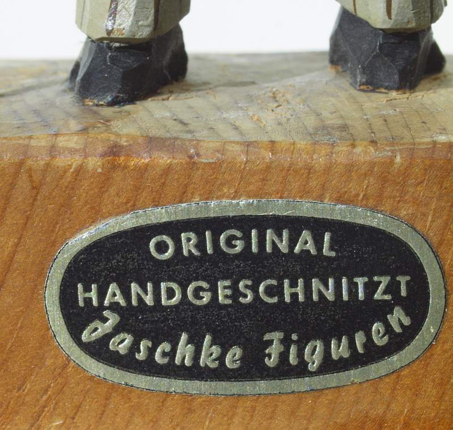 Jaschke-Figur "Landarzt". Jaschke-Figur "Landarzt". Stehende Figur auf Sockel im Mantel, in der - Bild 5 aus 5