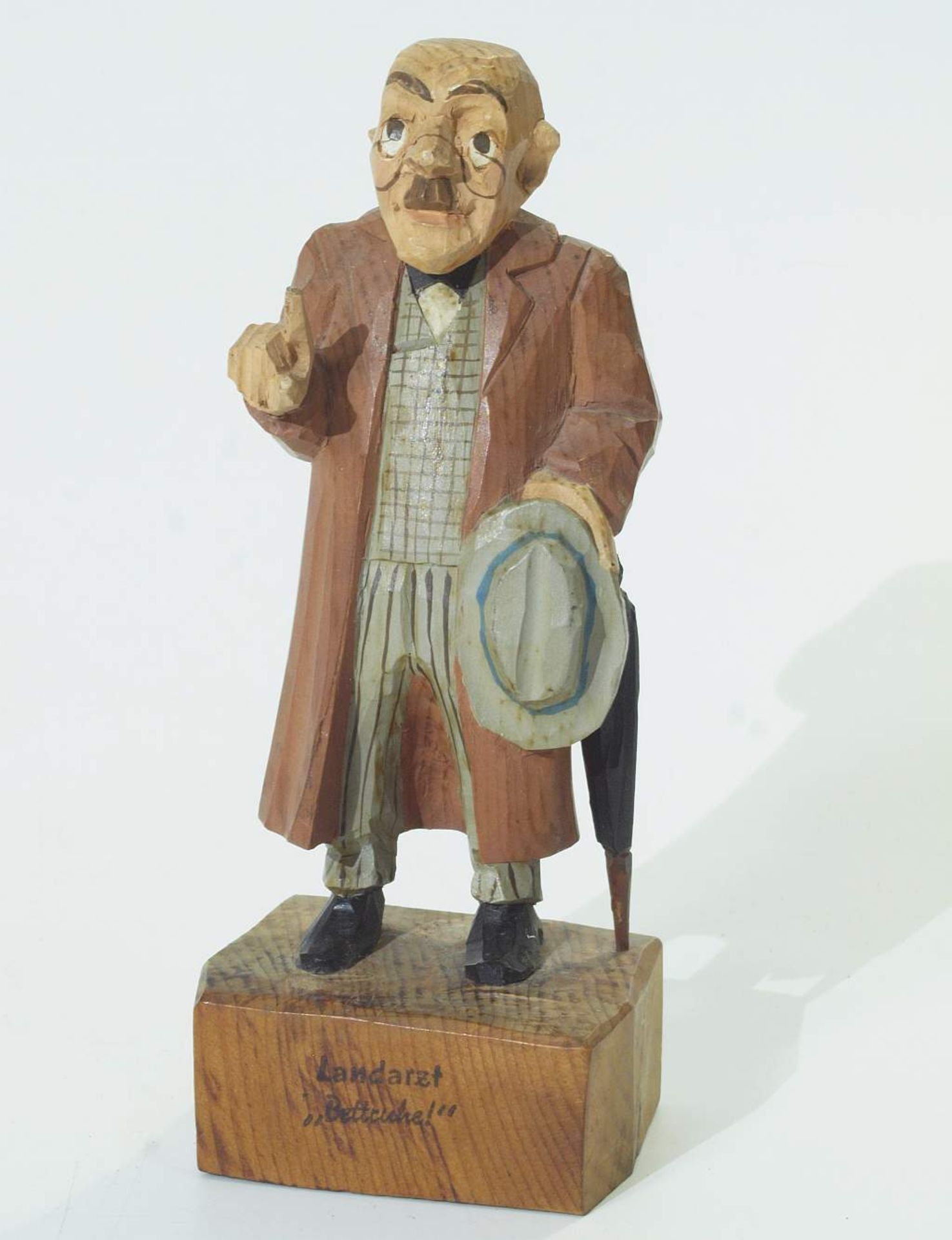 Jaschke-Figur "Landarzt". Jaschke-Figur "Landarzt". Stehende Figur auf Sockel im Mantel, in der - Bild 2 aus 5