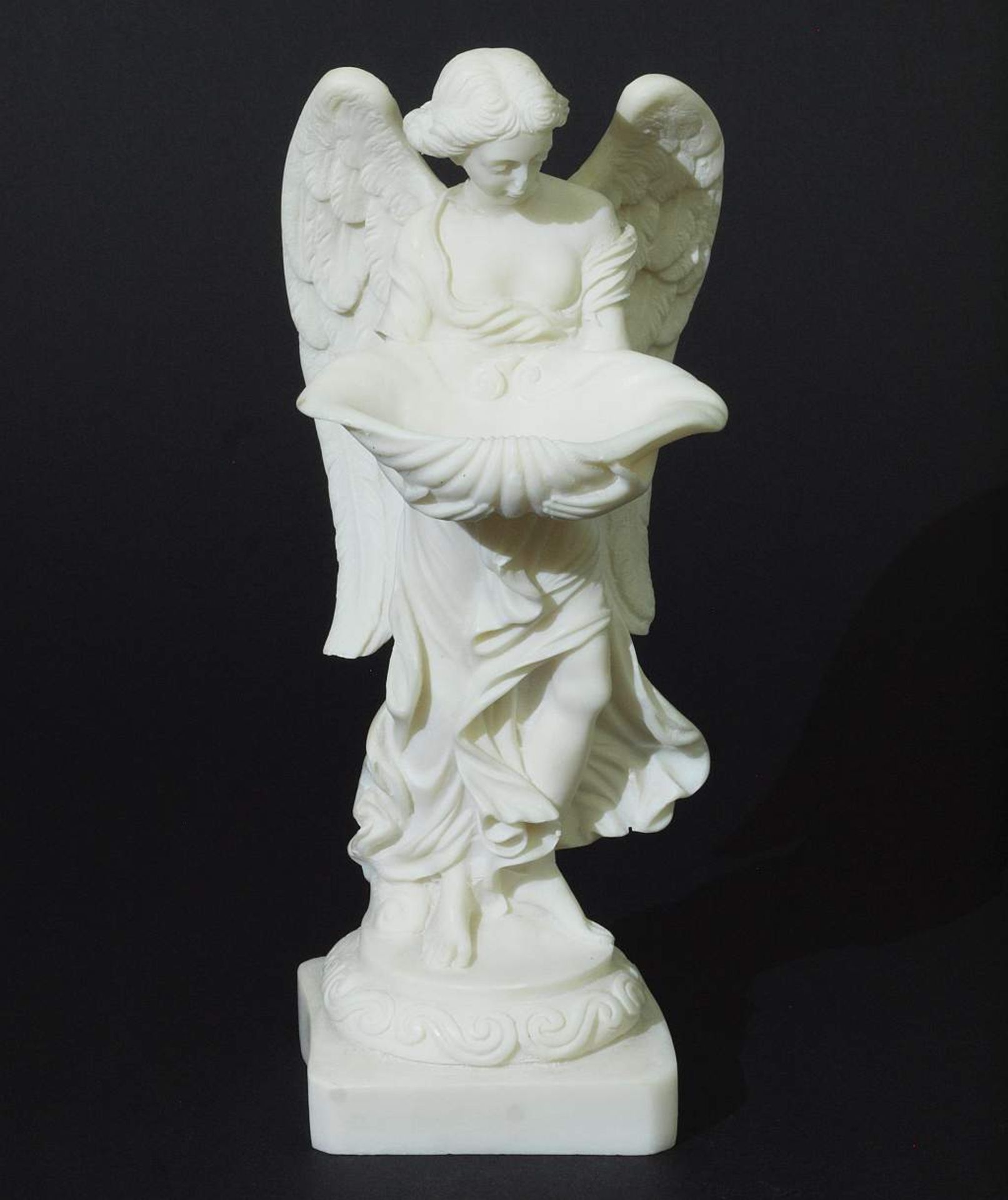 Taufengel. Taufengel. 20. Jahrhundert. Geflügelter Engel im faltenreichen Gewand in den Händen - Bild 2 aus 4