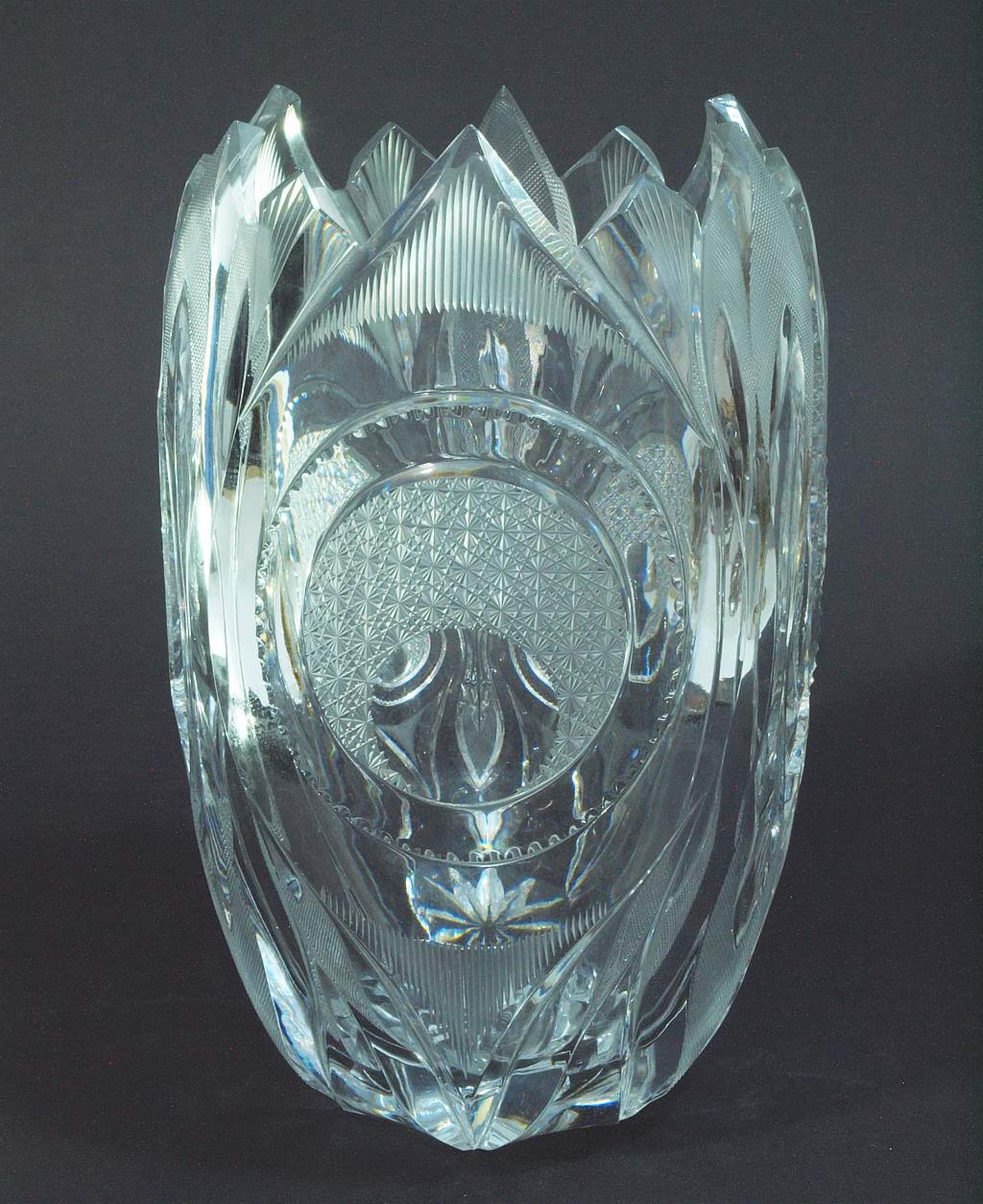 Art-Déco Vase. Art-Déco Vase. Farbloses, dickwandiges Glas. Hohe blütenkelchförmige Vase, - Bild 2 aus 4