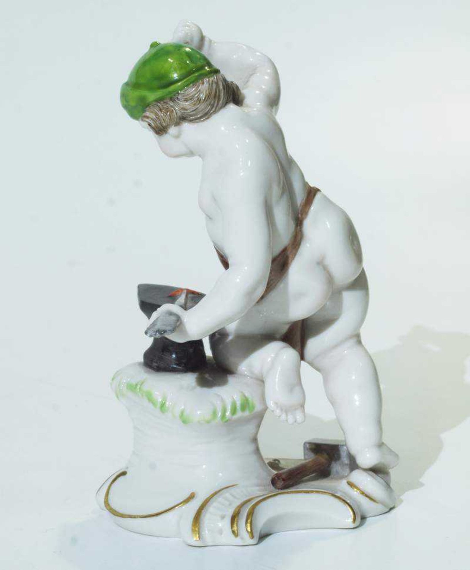 Putto als Vulkan. NYMPHENBURG. Putto als Vulkan. NYMPHENBURG um 1900. Modell von Franz Anton - Bild 3 aus 5