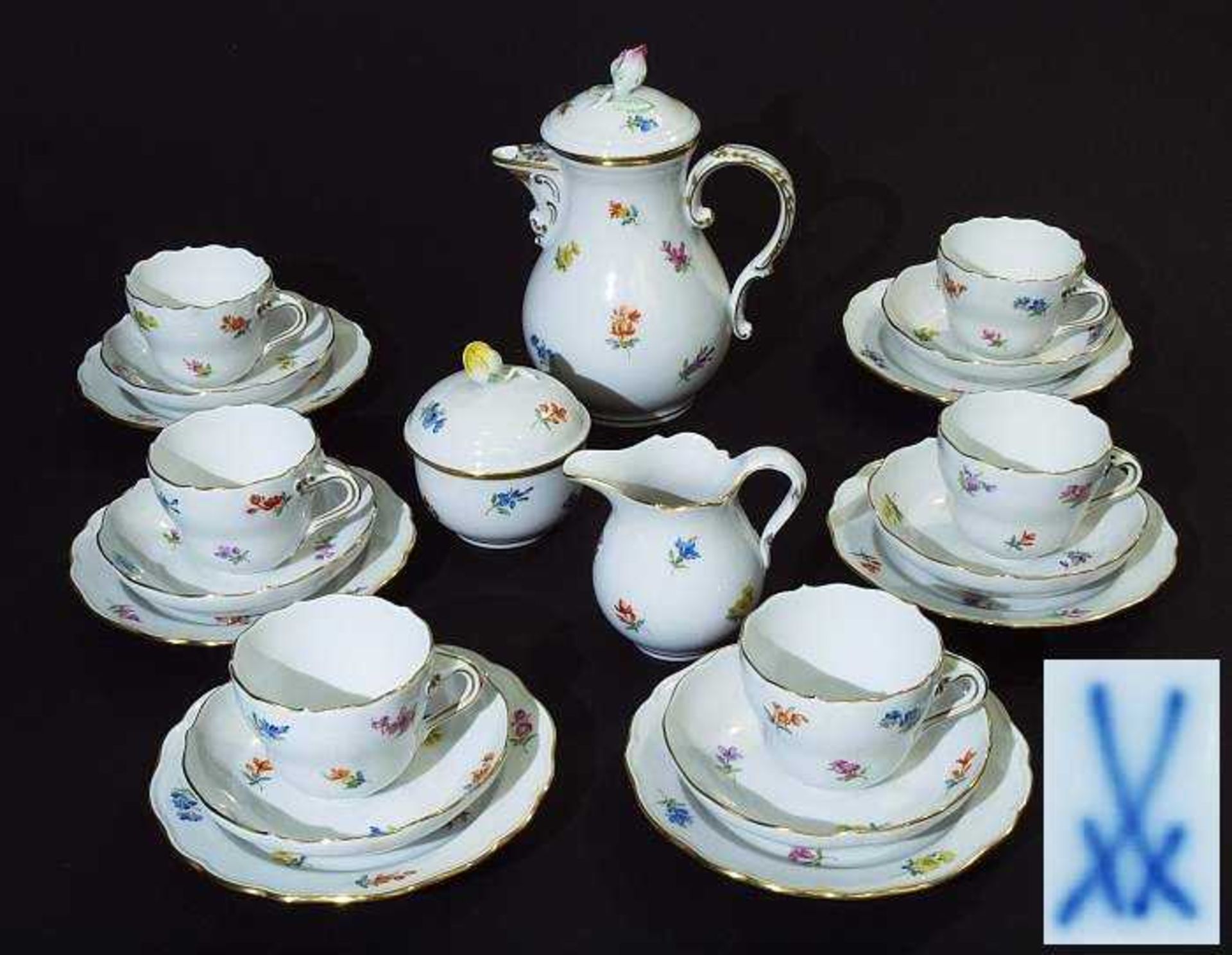 Mocca-Service. MEISSEN. Mocca-Service. MEISSEN, nach 1934. Farbige Bemalung "Streublumendekor", gold